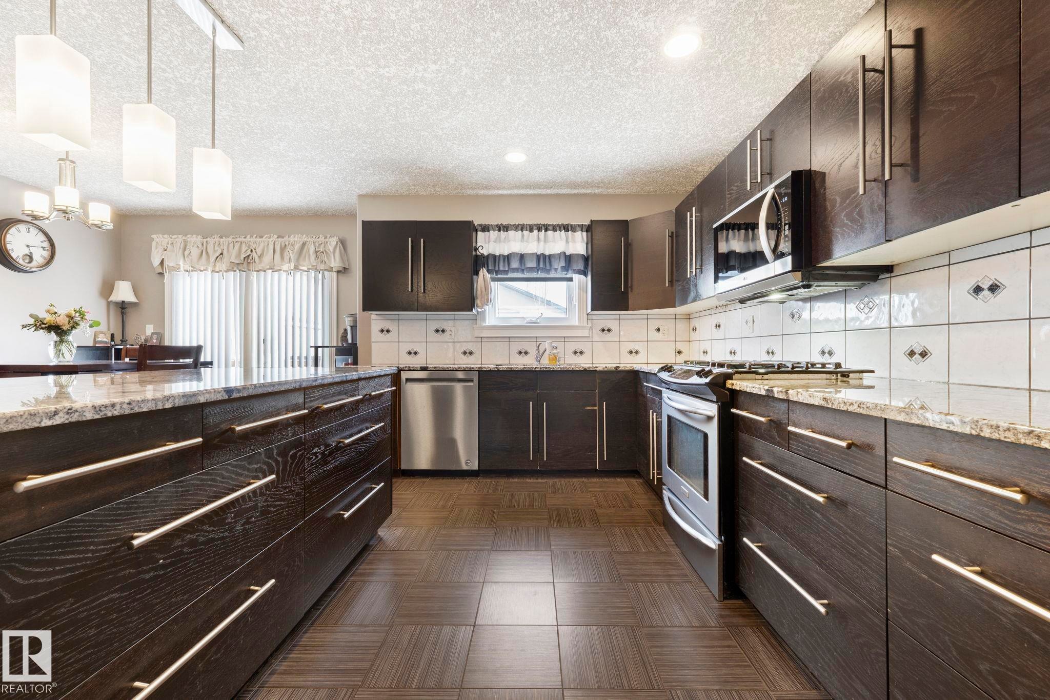 13407 161 Avenue Nw, Edmonton, AB - Indoor Photo Showing Kitchen
