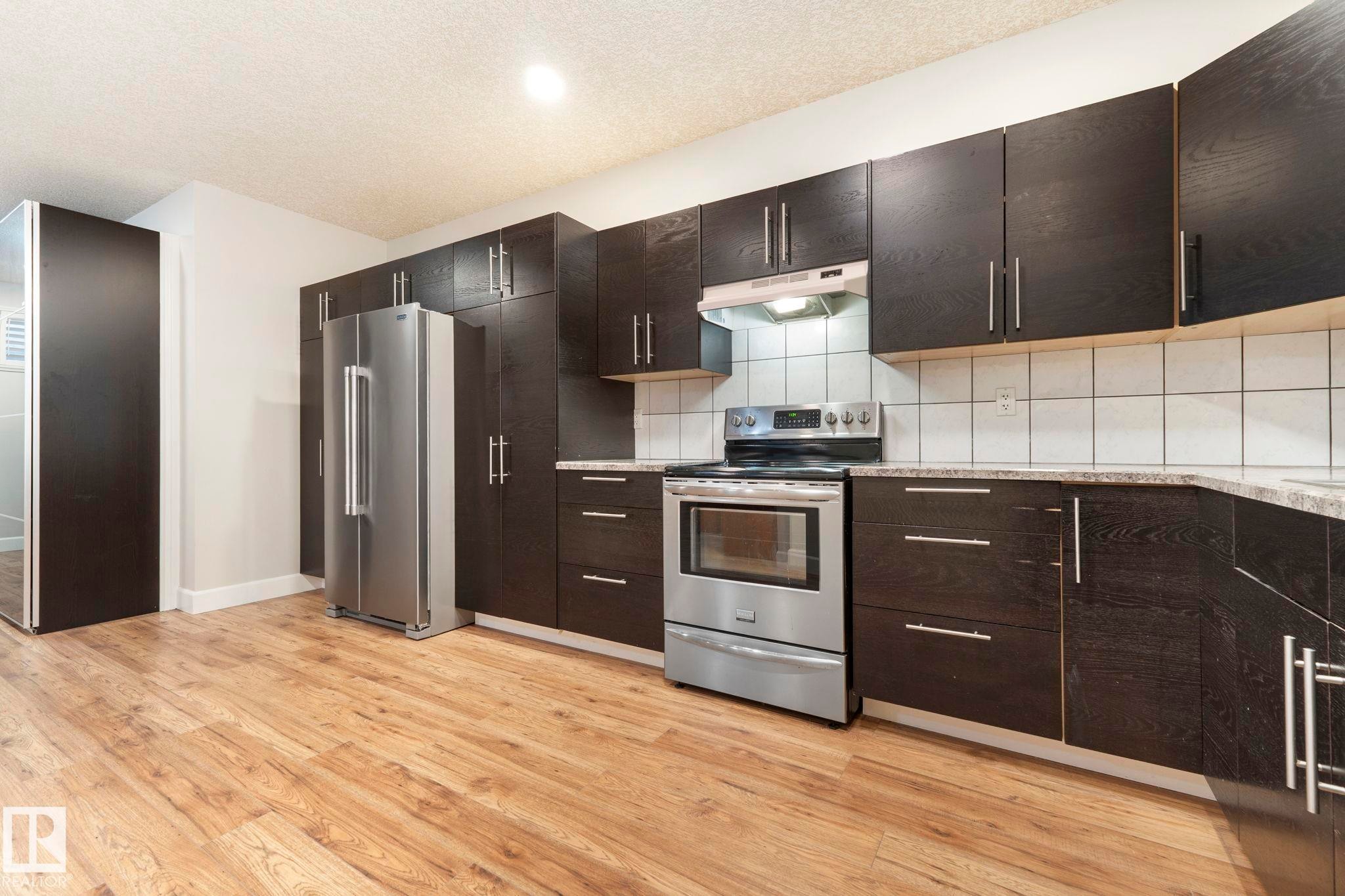 13407 161 Avenue Nw, Edmonton, AB - Indoor Photo Showing Kitchen With Upgraded Kitchen