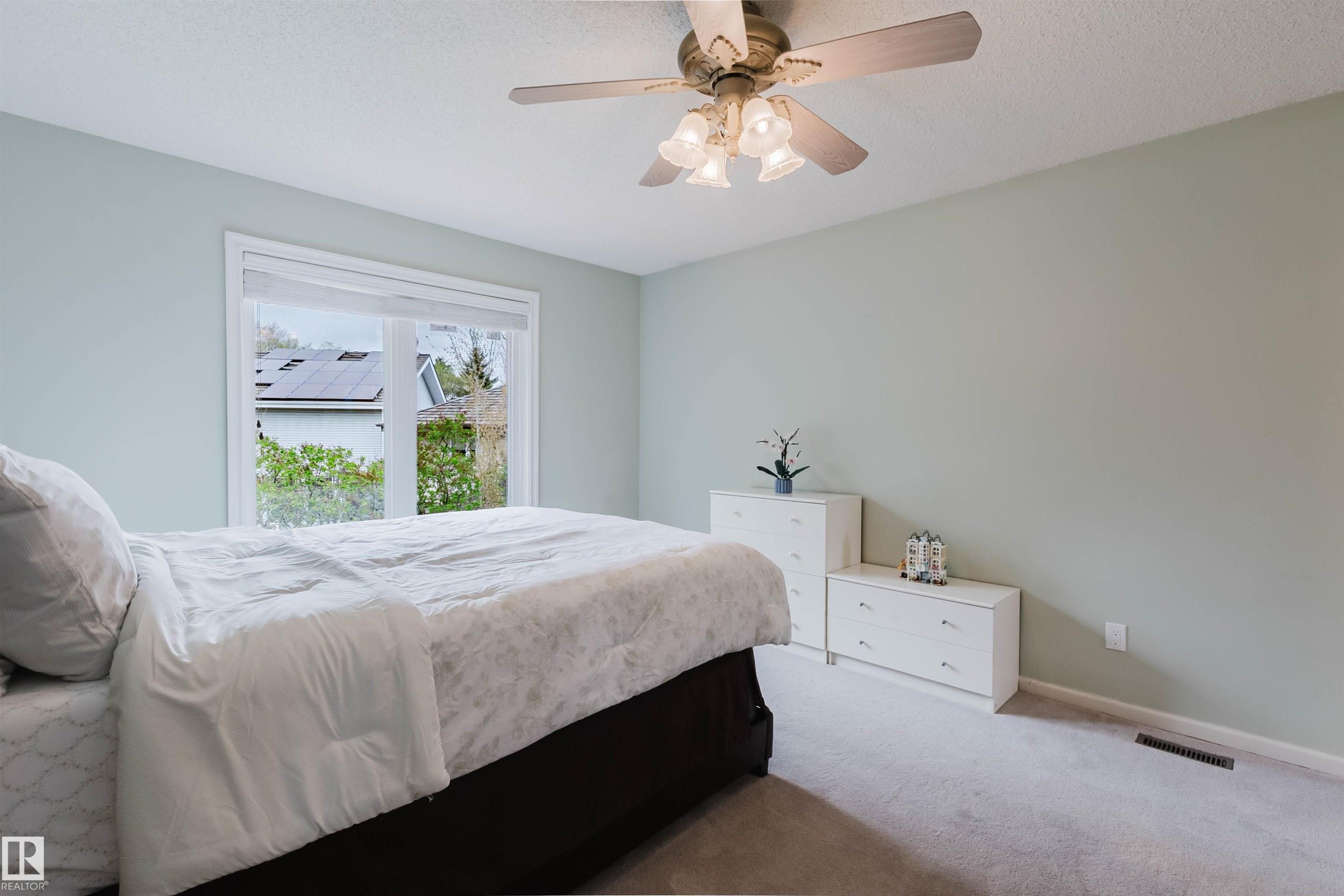 Carpeted room with light-colored walls and a window featuring white trim - 342 O'Connor Close, Edmonton, AB - Indoor Photo Showing Bedroom