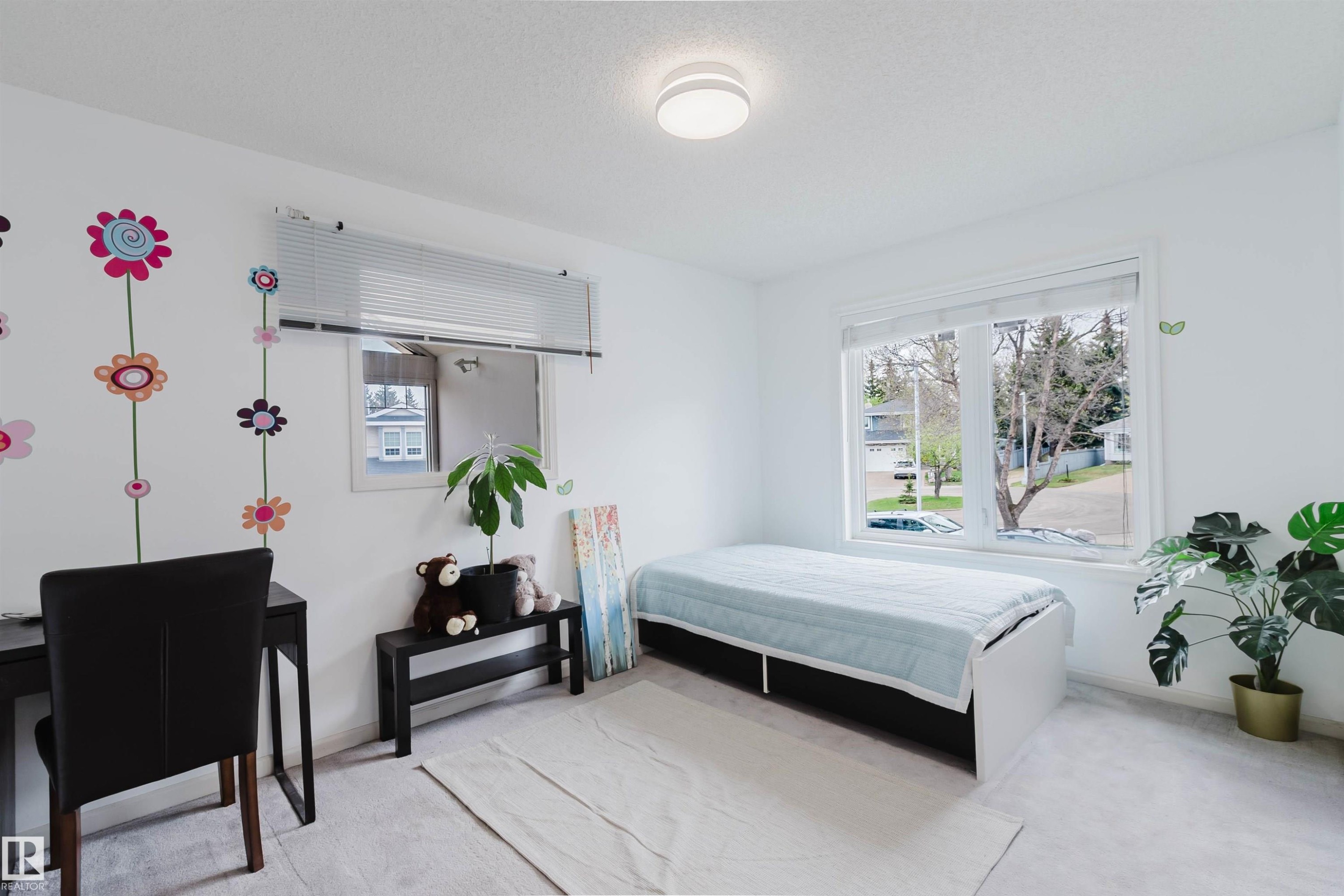 Bright room featuring white walls, a large window with blinds, and light-colored carpeting - 342 O'Connor Close, Edmonton, AB - Indoor Photo Showing Bedroom