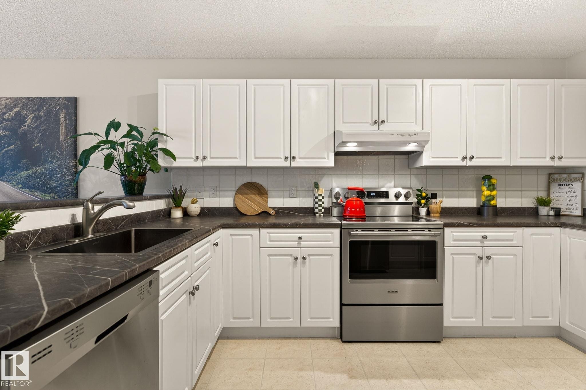 316 Wild Rose Way, Edmonton, AB - Indoor Photo Showing Kitchen