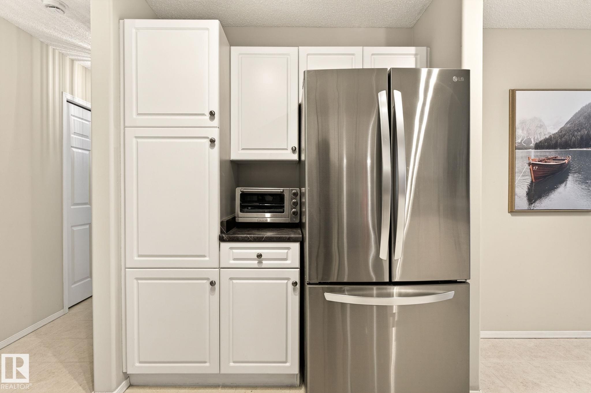316 Wild Rose Way, Edmonton, AB - Indoor Photo Showing Kitchen
