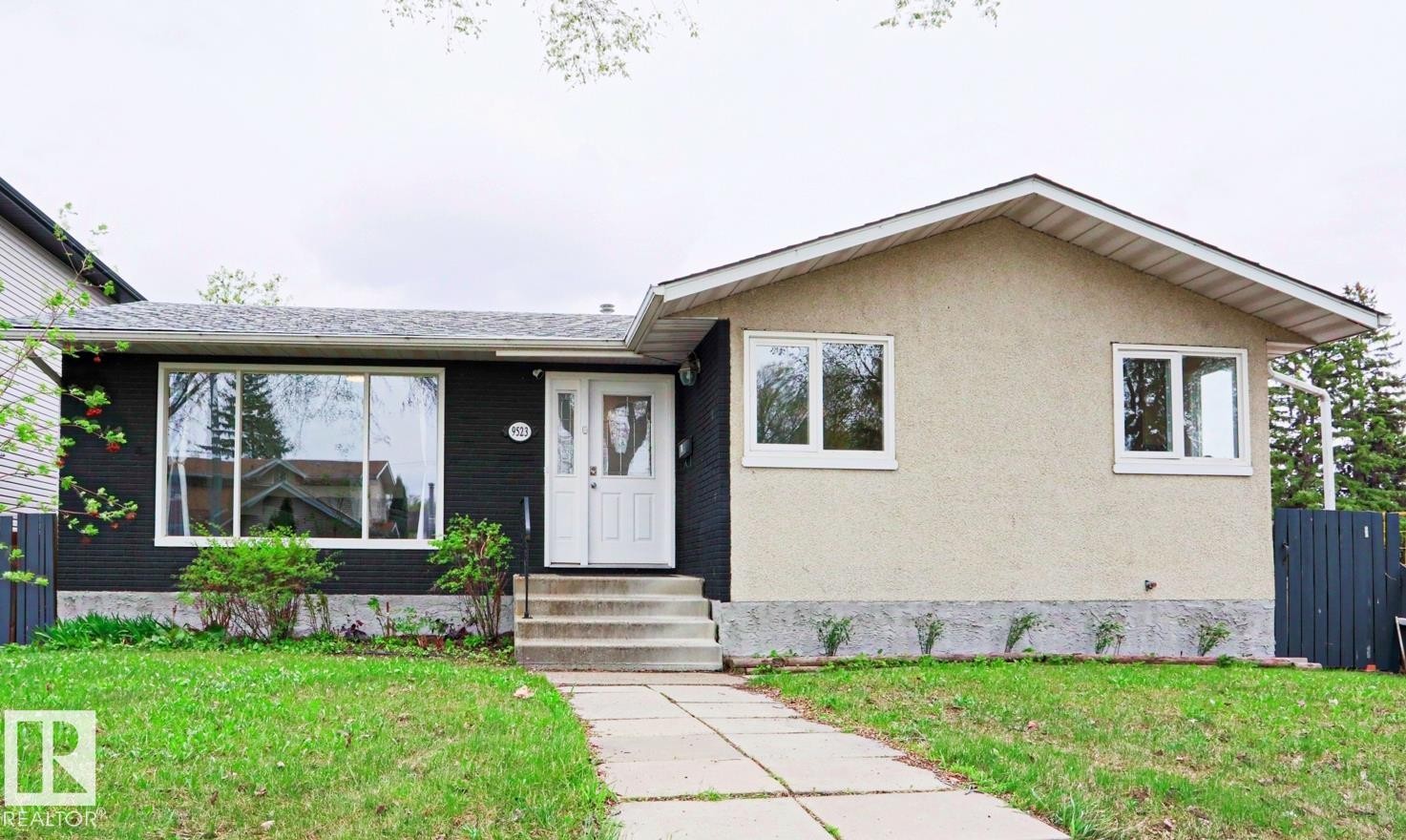 Curb appeal featuring a split-level facade with contrasting black and stucco finishes - 9523 151 Street, Edmonton, AB - Outdoor