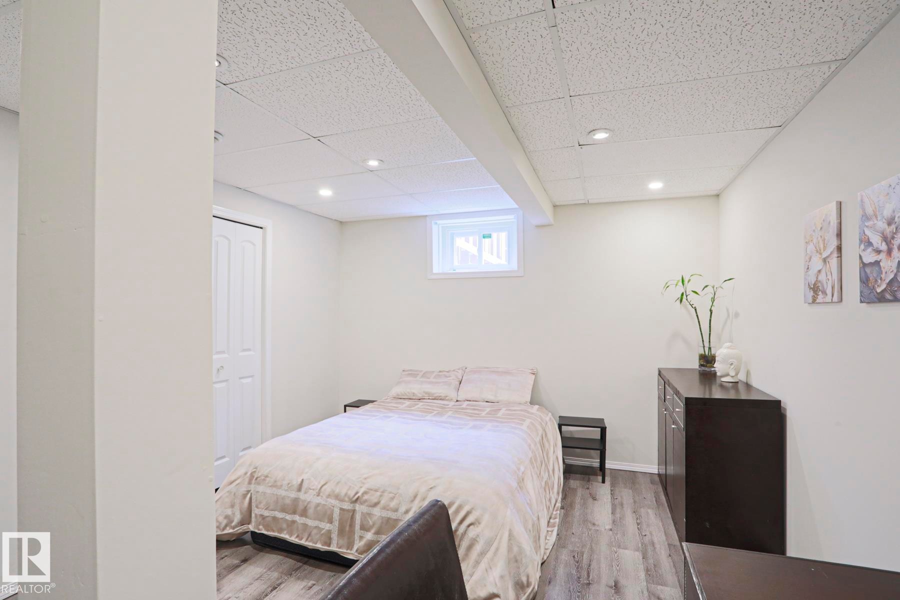 Bedroom featuring wood-finish flooring, recessed lighting, and a drop ceiling - 9523 151 Street, Edmonton, AB - Indoor Photo Showing Bedroom