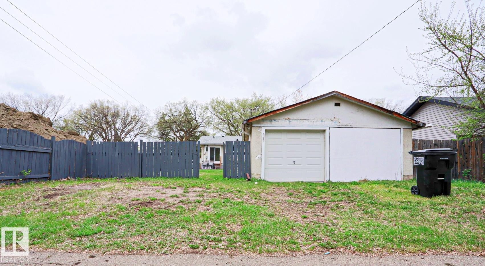 Detached garage structure with an overhead door and an additional large sliding door - 9523 151 Street, Edmonton, AB - Outdoor