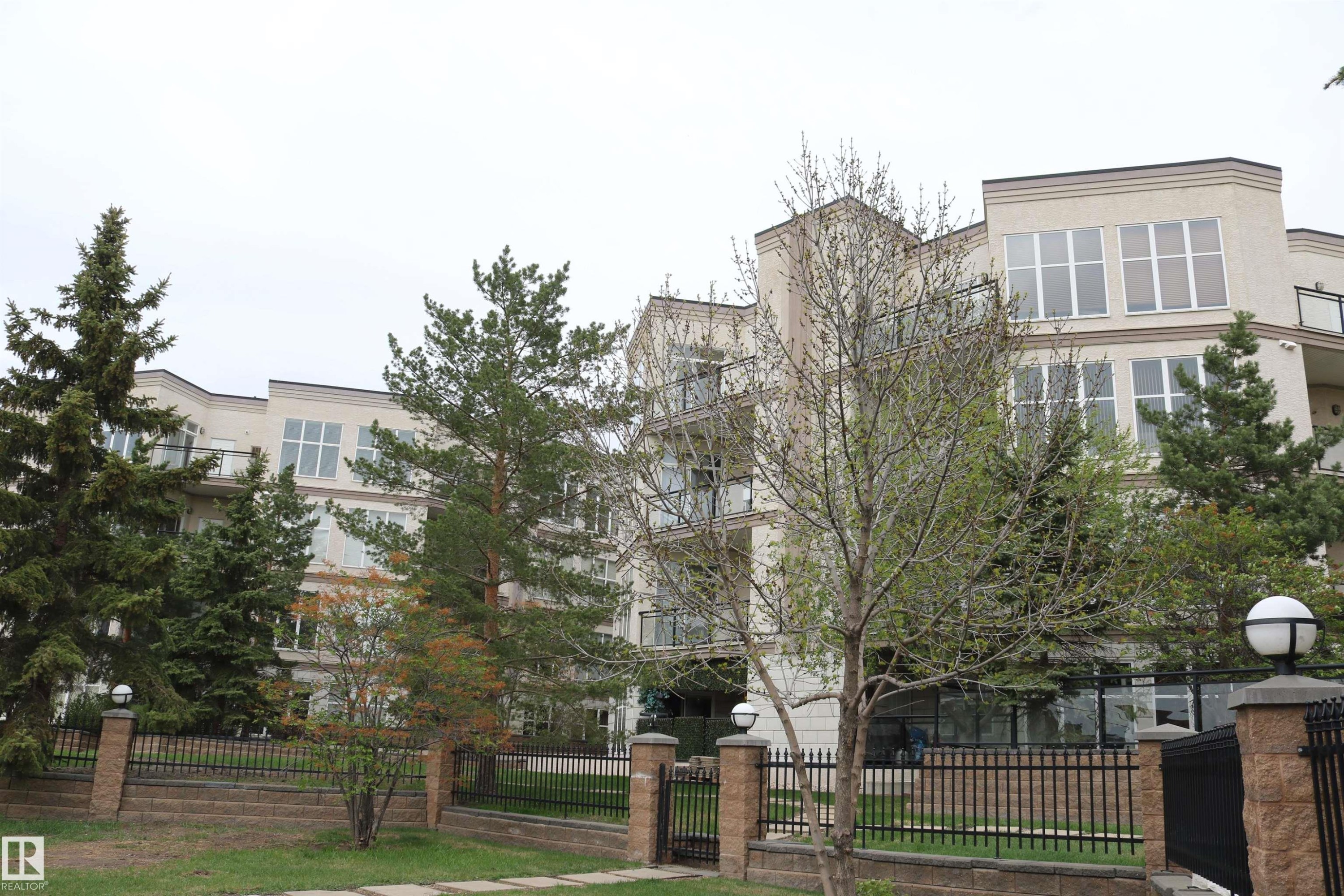 449 4827 104A Street, Edmonton, AB - Outdoor