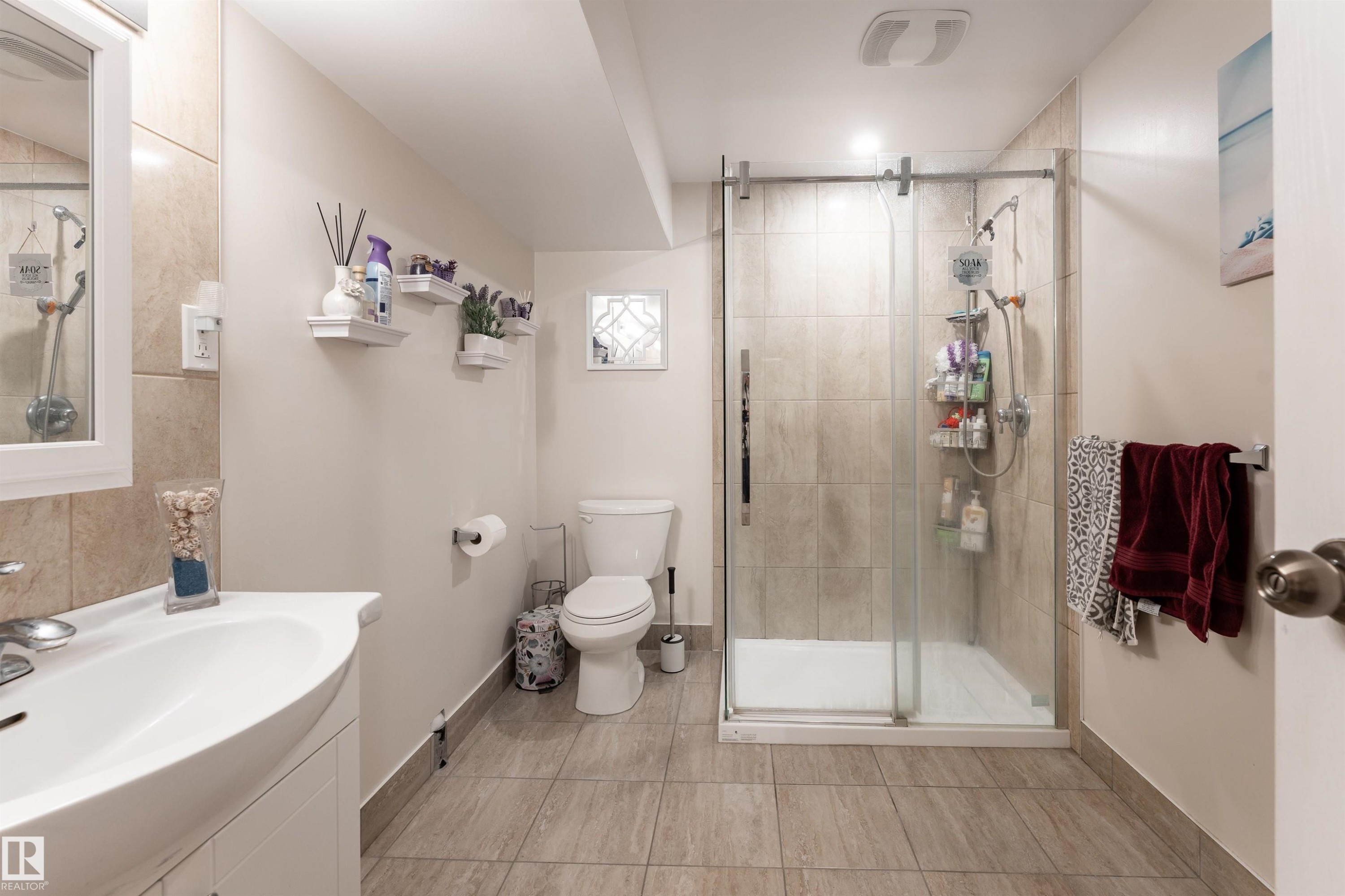 10031 173 Avenue, Edmonton, AB - Indoor Photo Showing Bathroom