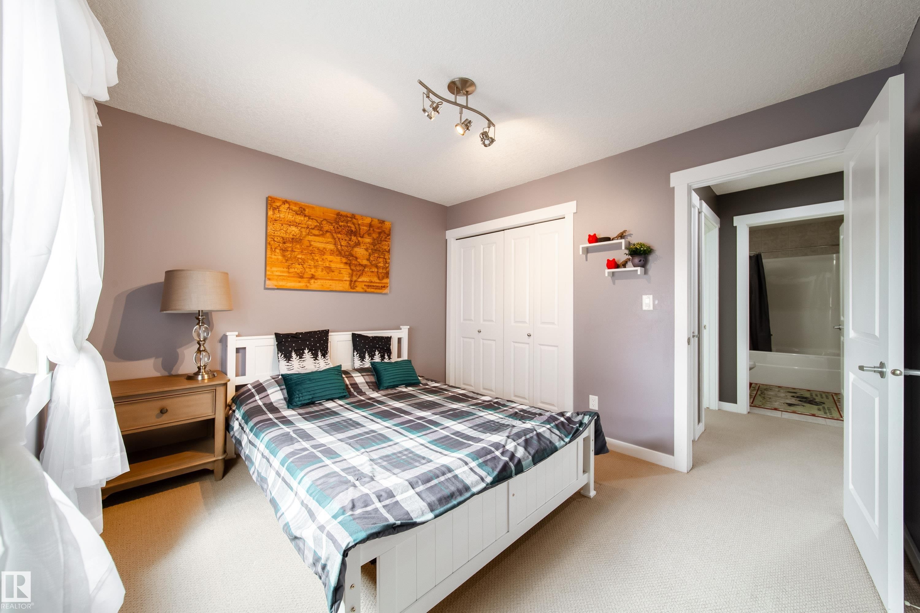 Carpeted bedroom with neutral wall tones and white trim - 2016 125 Street, Edmonton, AB - Indoor Photo Showing Bedroom