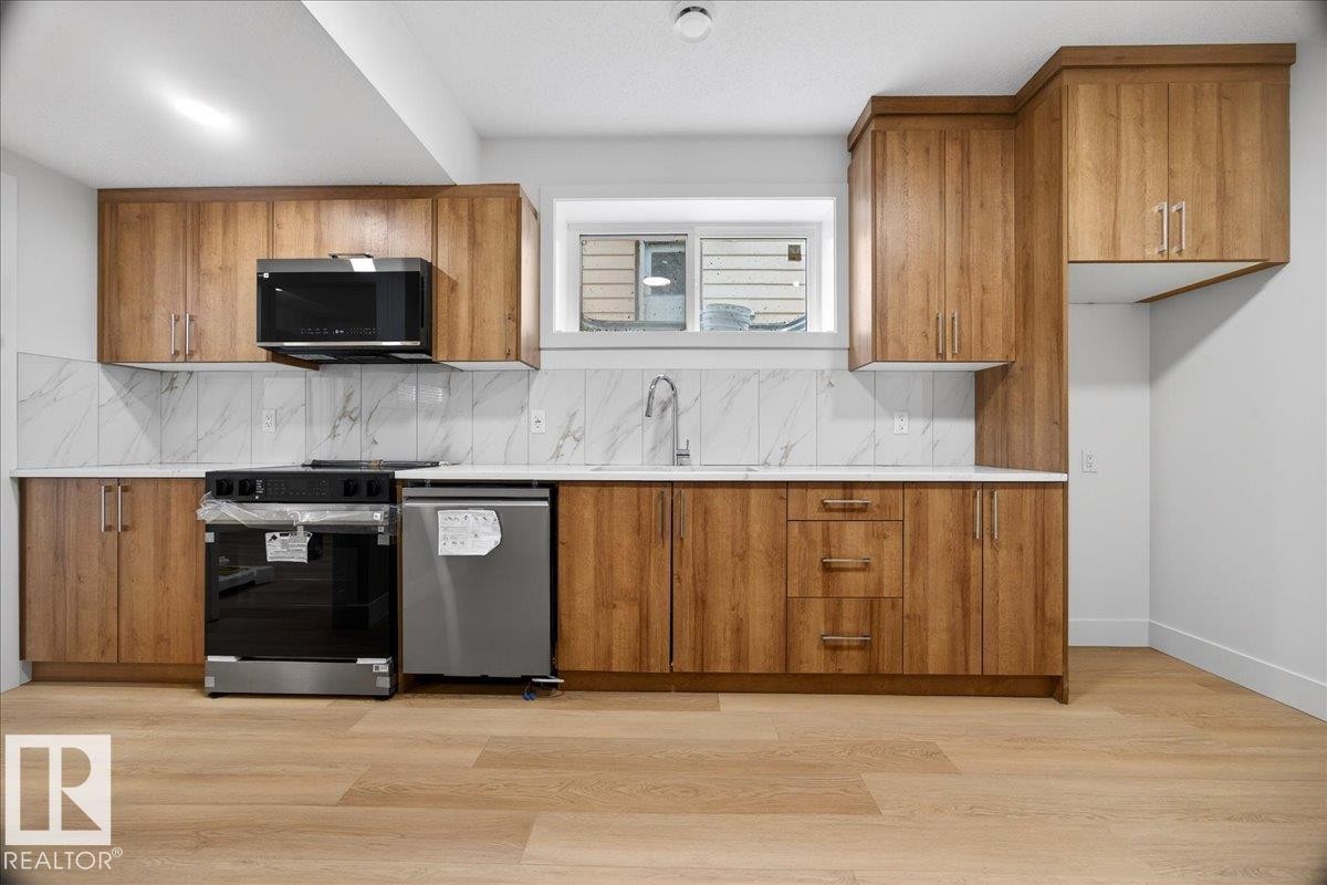 10637 68 Avenue, Edmonton, AB - Indoor Photo Showing Kitchen