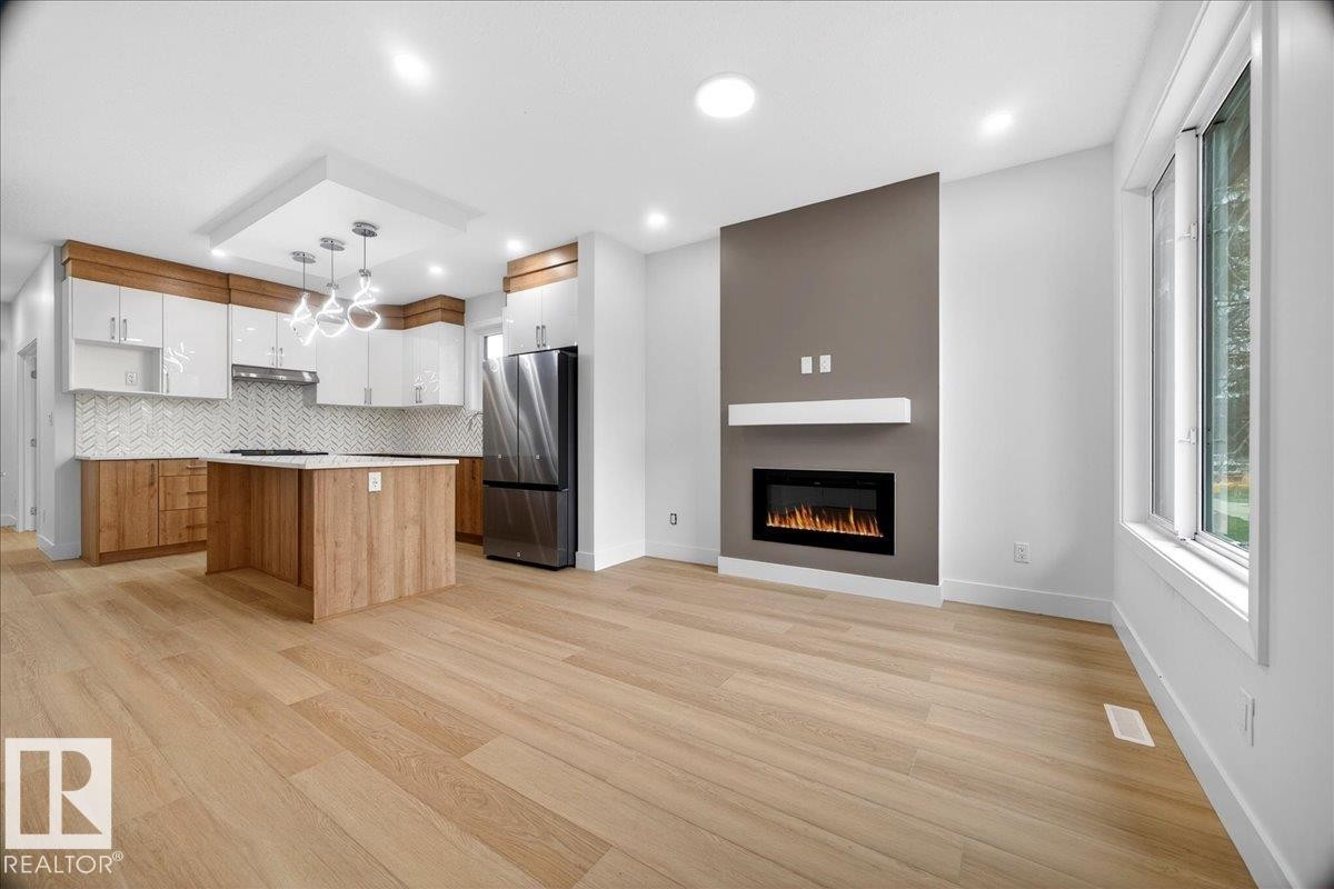 10637 68 Avenue, Edmonton, AB - Indoor With Fireplace