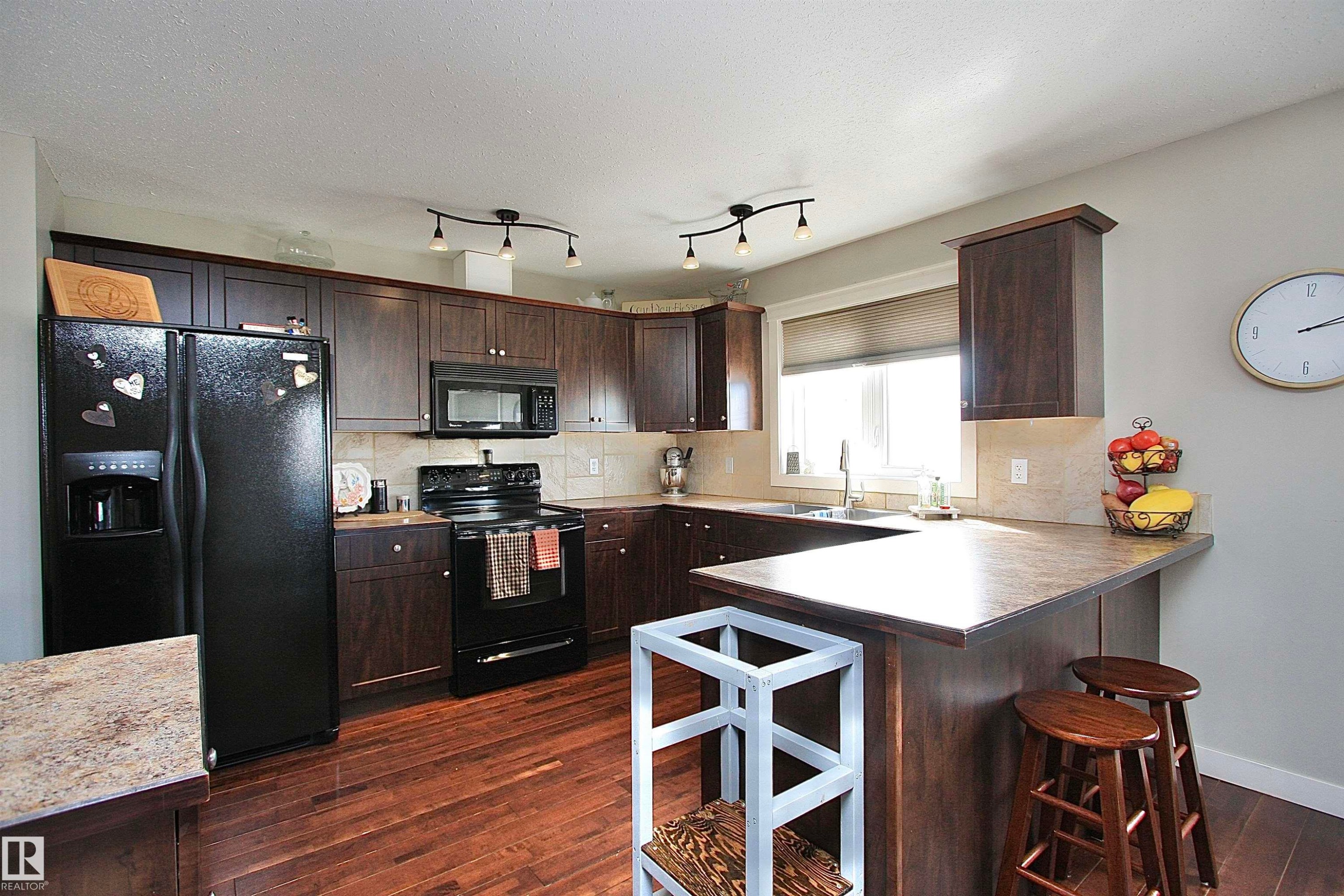 5512 52 St Close, Bashaw, AB - Indoor Photo Showing Kitchen With Double Sink