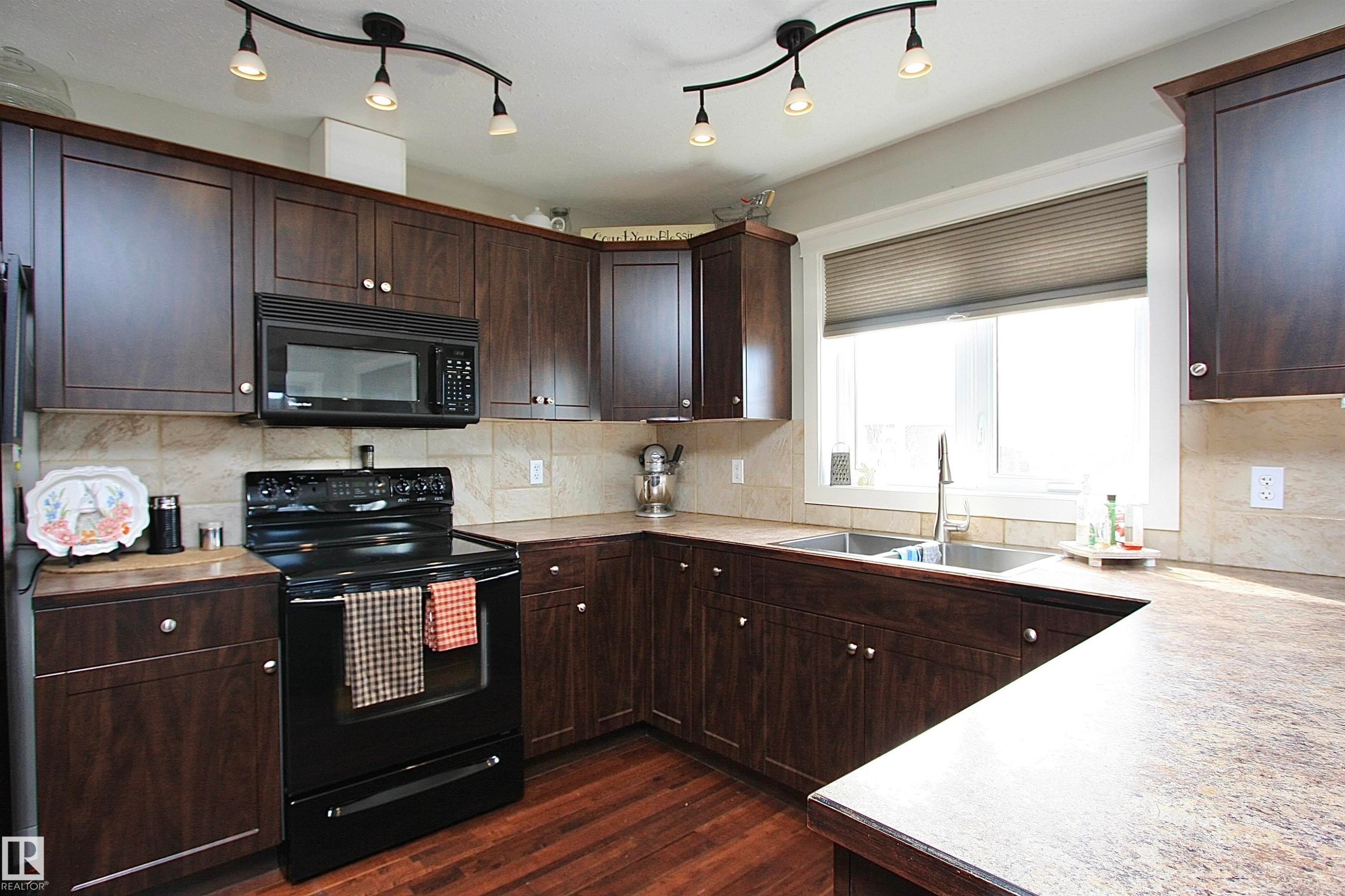 5512 52 St Close, Bashaw, AB - Indoor Photo Showing Kitchen With Double Sink