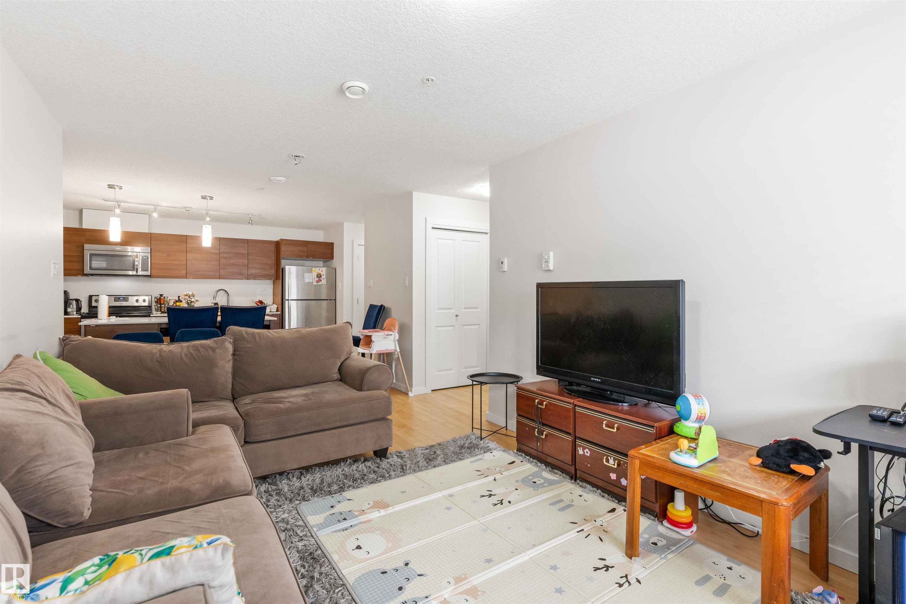110 9517 160 Avenue, Edmonton, AB - Indoor Photo Showing Living Room