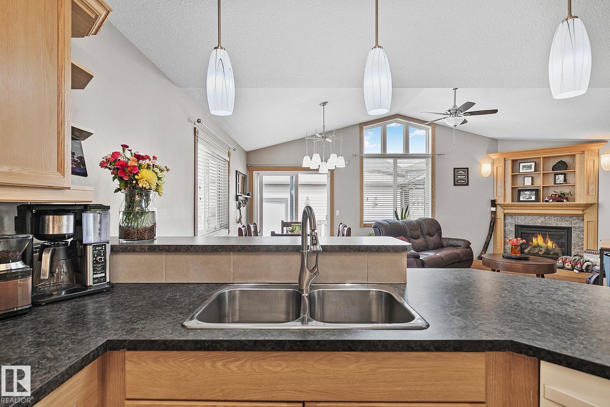 98 Hewitt Circle, Spruce Grove, AB - Indoor Photo Showing Kitchen With Double Sink