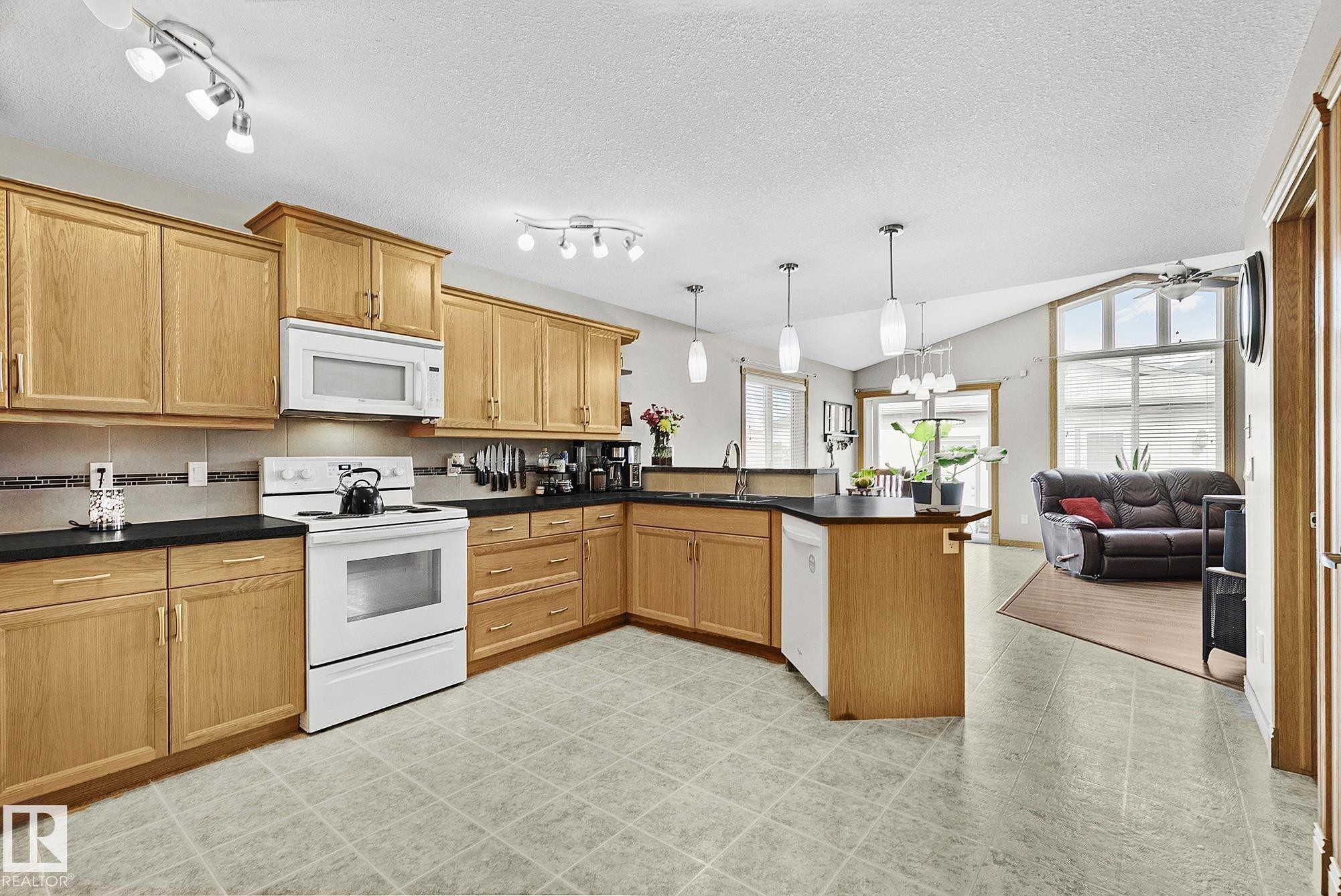 98 Hewitt Circle, Spruce Grove, AB - Indoor Photo Showing Kitchen