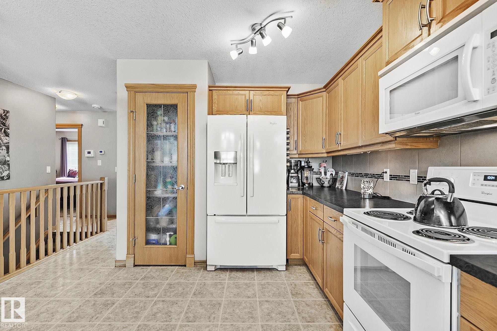 98 Hewitt Circle, Spruce Grove, AB - Indoor Photo Showing Kitchen