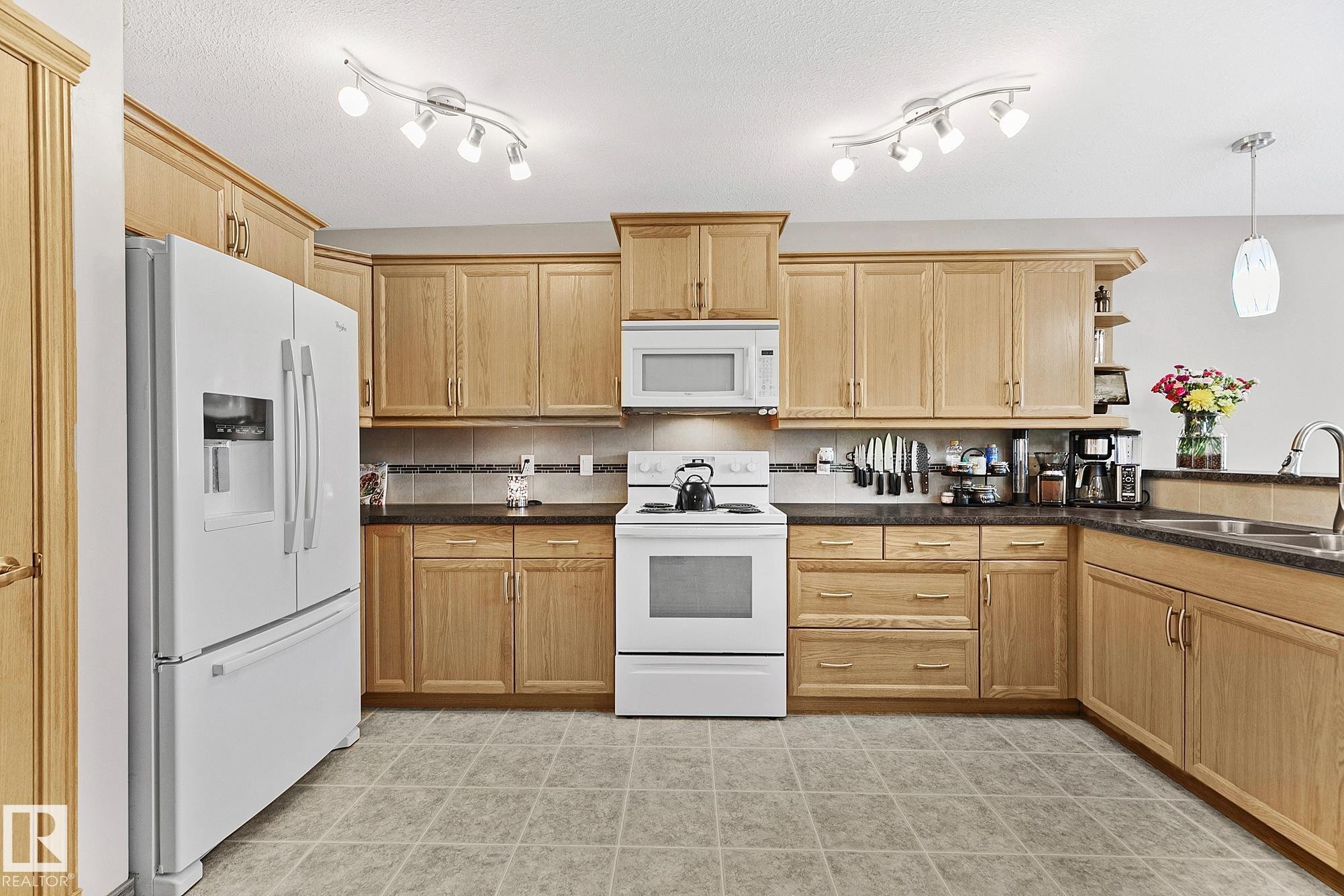 98 Hewitt Circle, Spruce Grove, AB - Indoor Photo Showing Kitchen With Double Sink