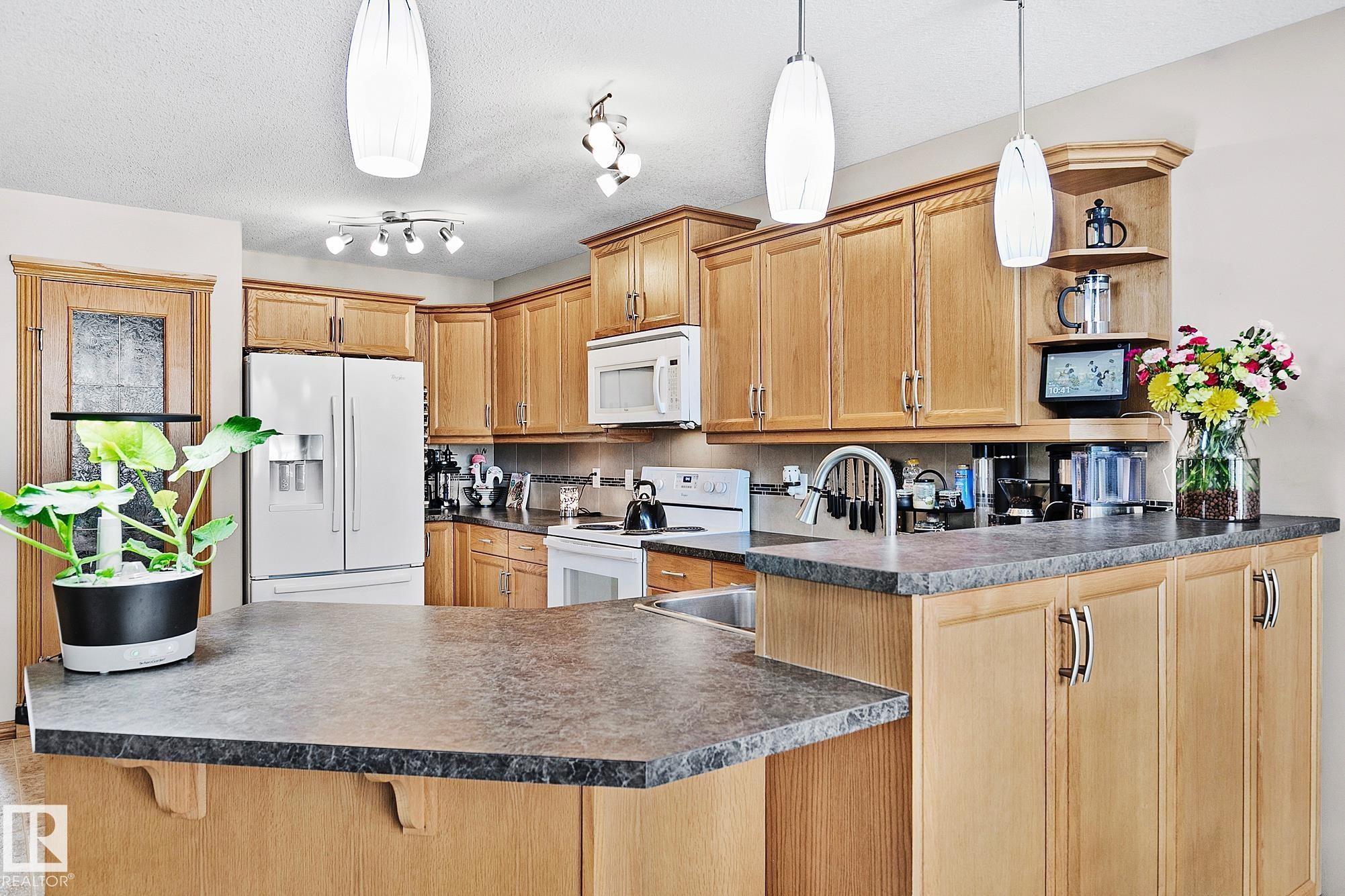 98 Hewitt Circle, Spruce Grove, AB - Indoor Photo Showing Kitchen