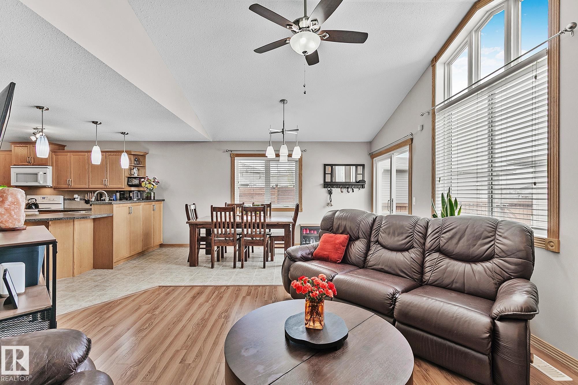 98 Hewitt Circle, Spruce Grove, AB - Indoor Photo Showing Living Room