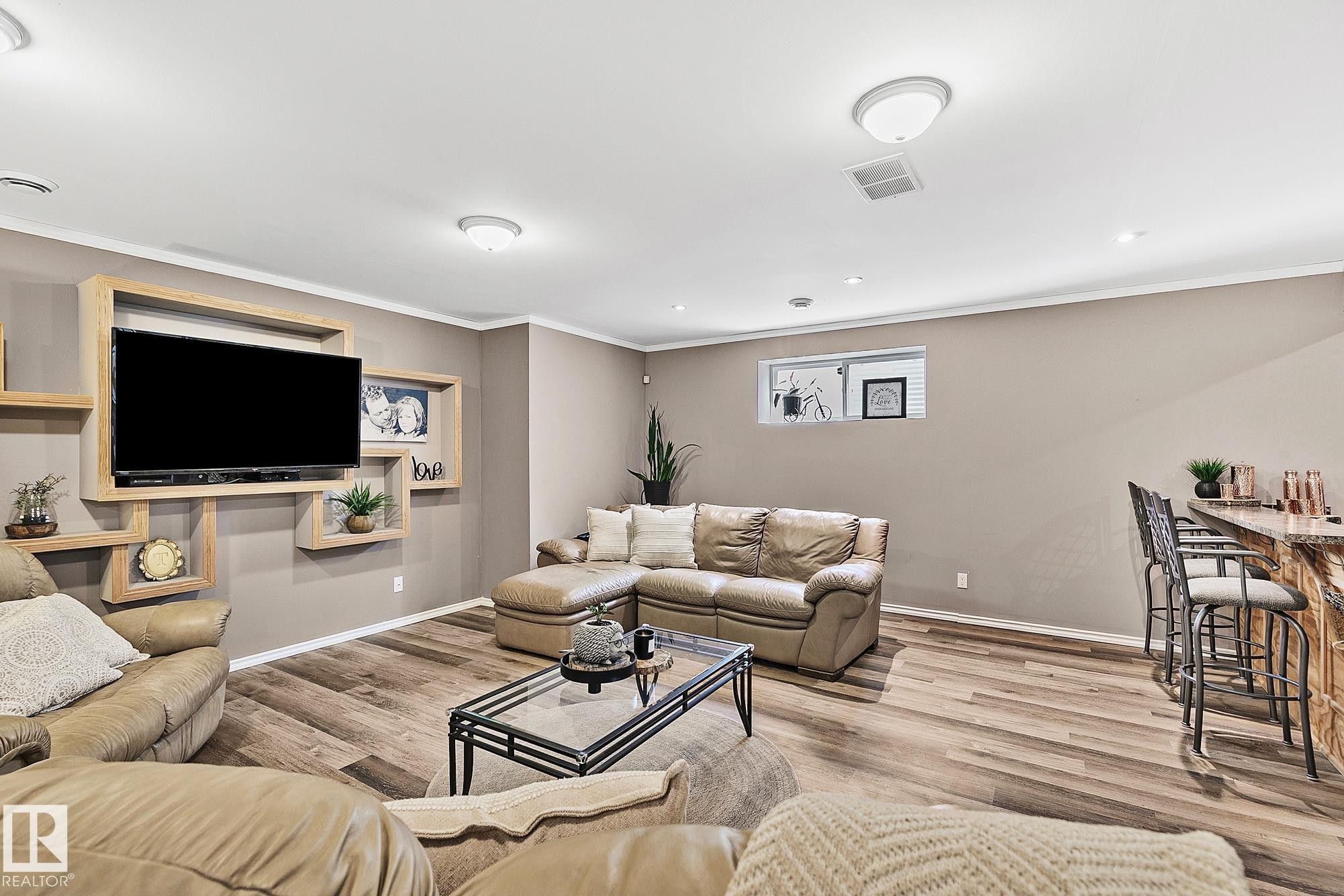 98 Hewitt Circle, Spruce Grove, AB - Indoor Photo Showing Living Room