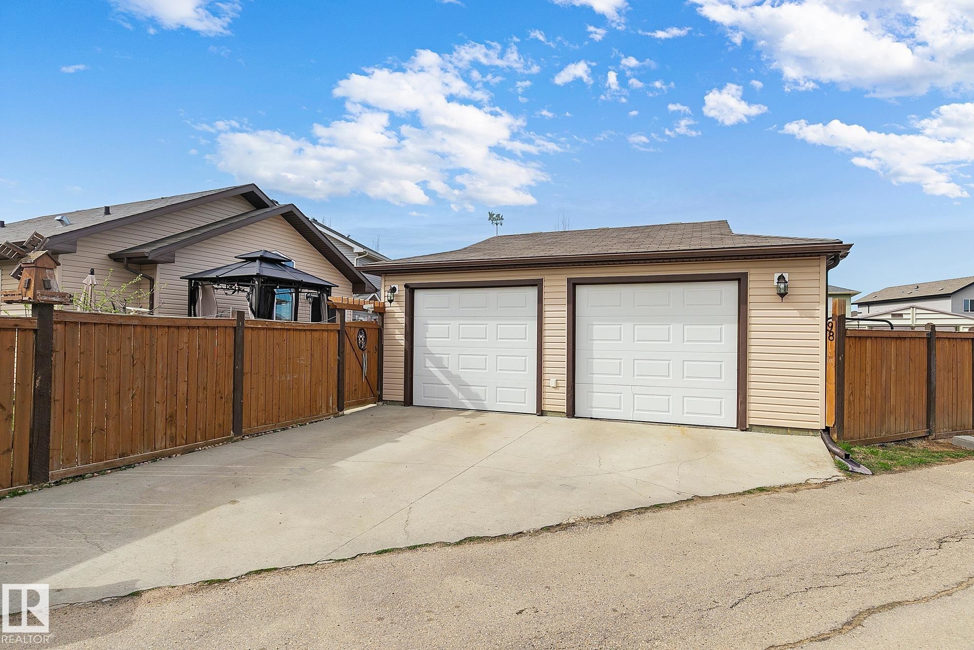 98 Hewitt Circle, Spruce Grove, AB - Outdoor