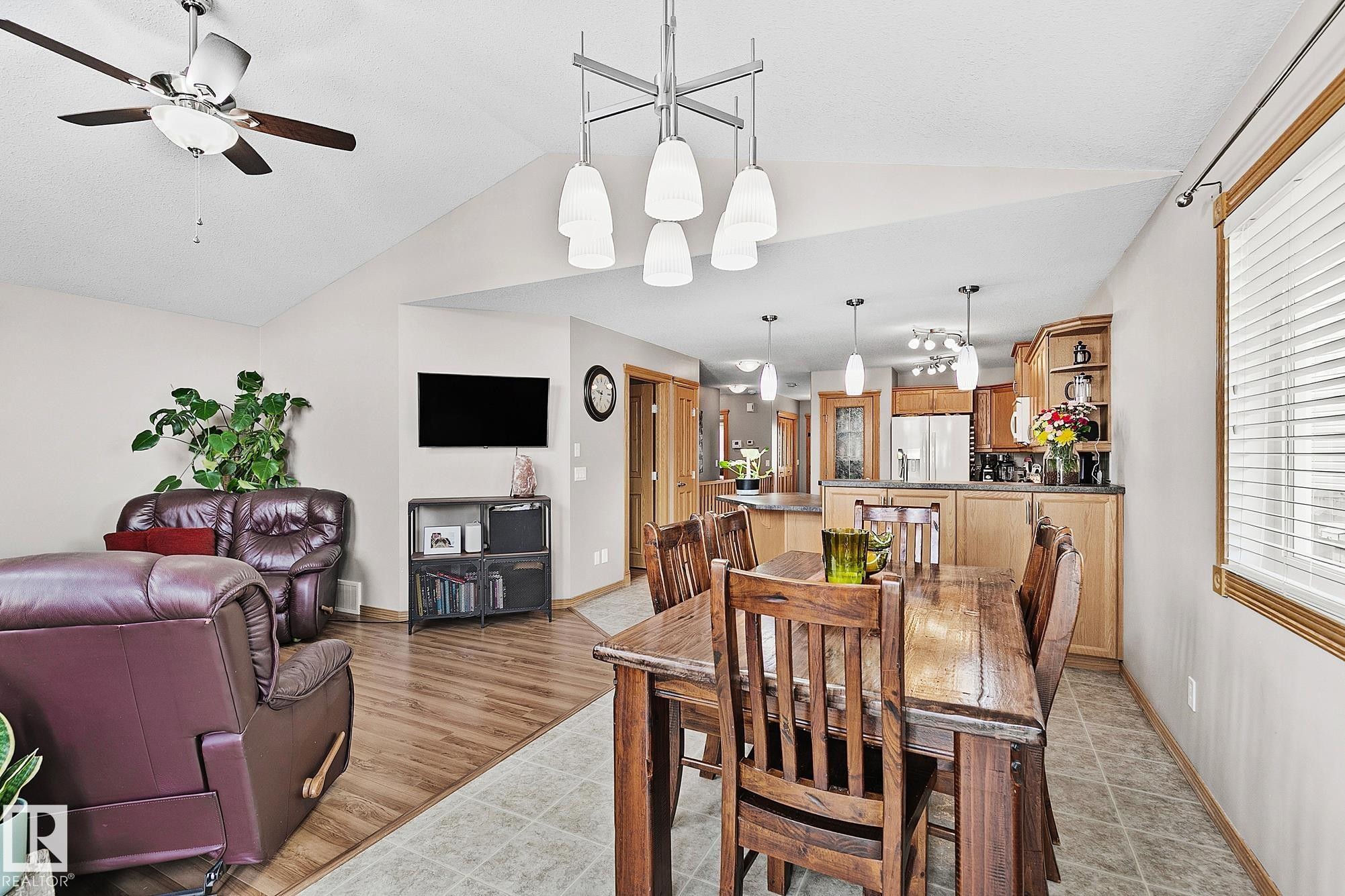 98 Hewitt Circle, Spruce Grove, AB - Indoor Photo Showing Dining Room