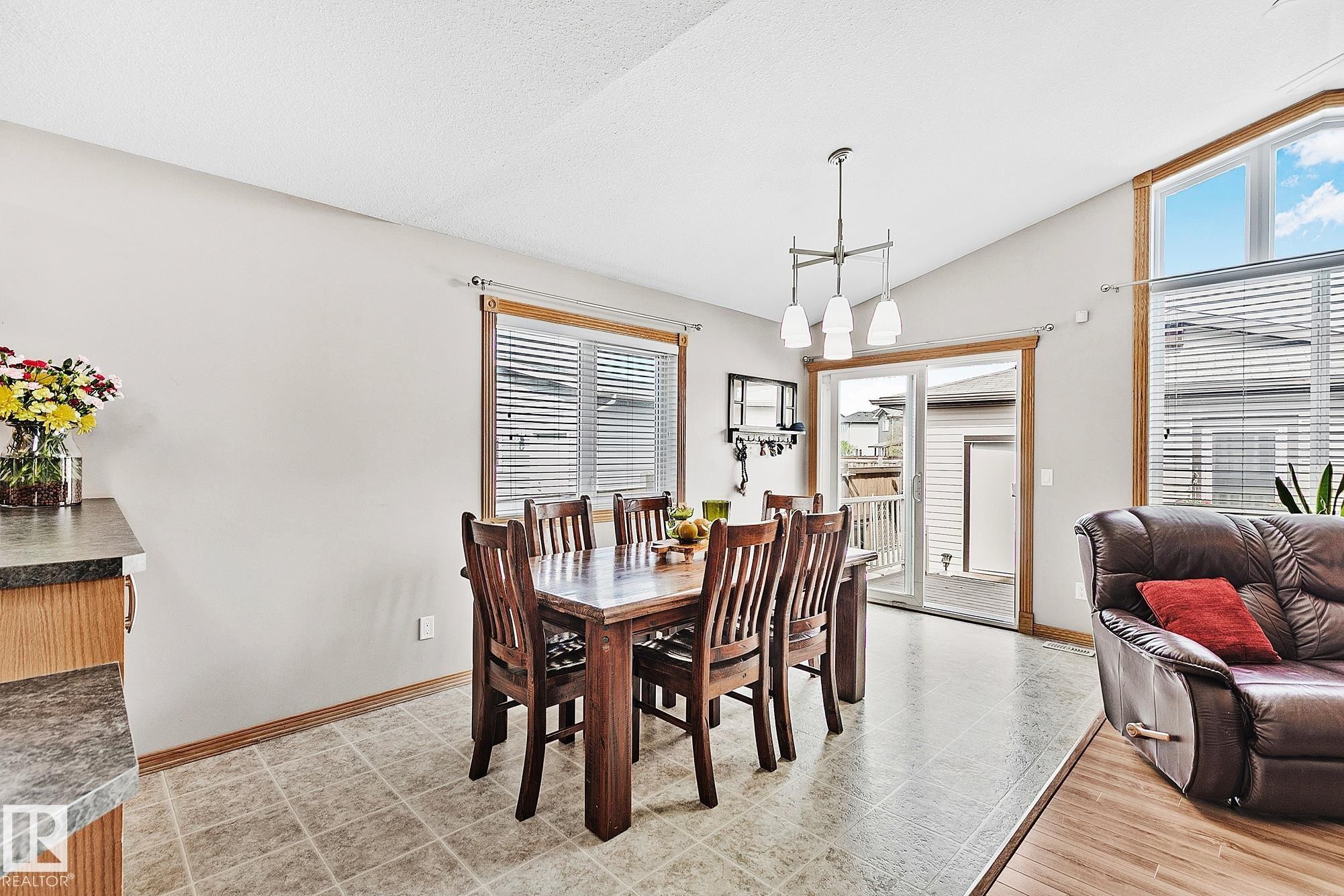 98 Hewitt Circle, Spruce Grove, AB - Indoor Photo Showing Dining Room