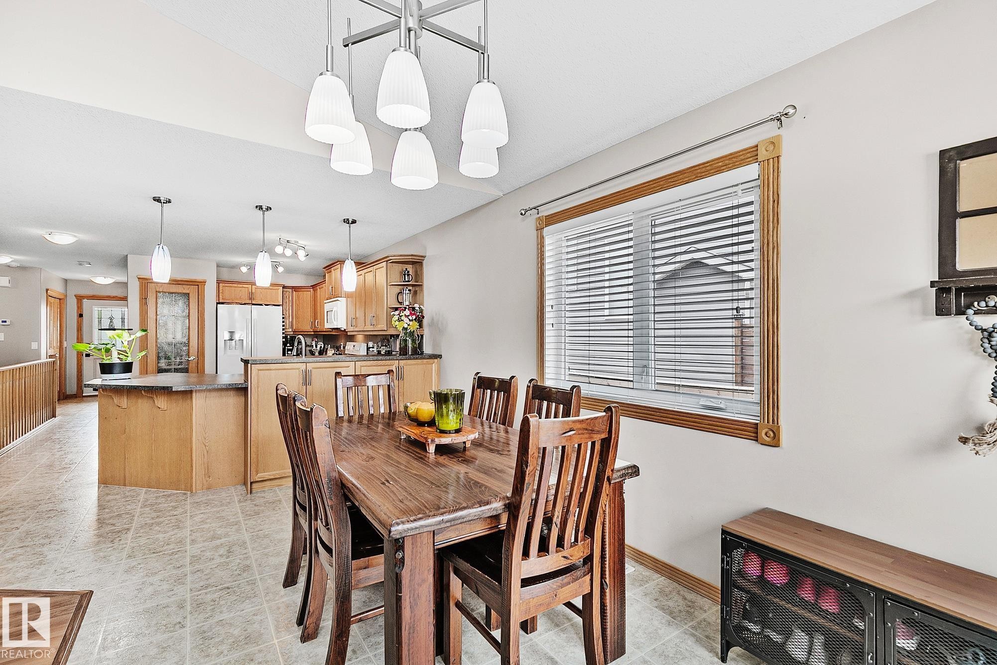 98 Hewitt Circle, Spruce Grove, AB - Indoor Photo Showing Dining Room