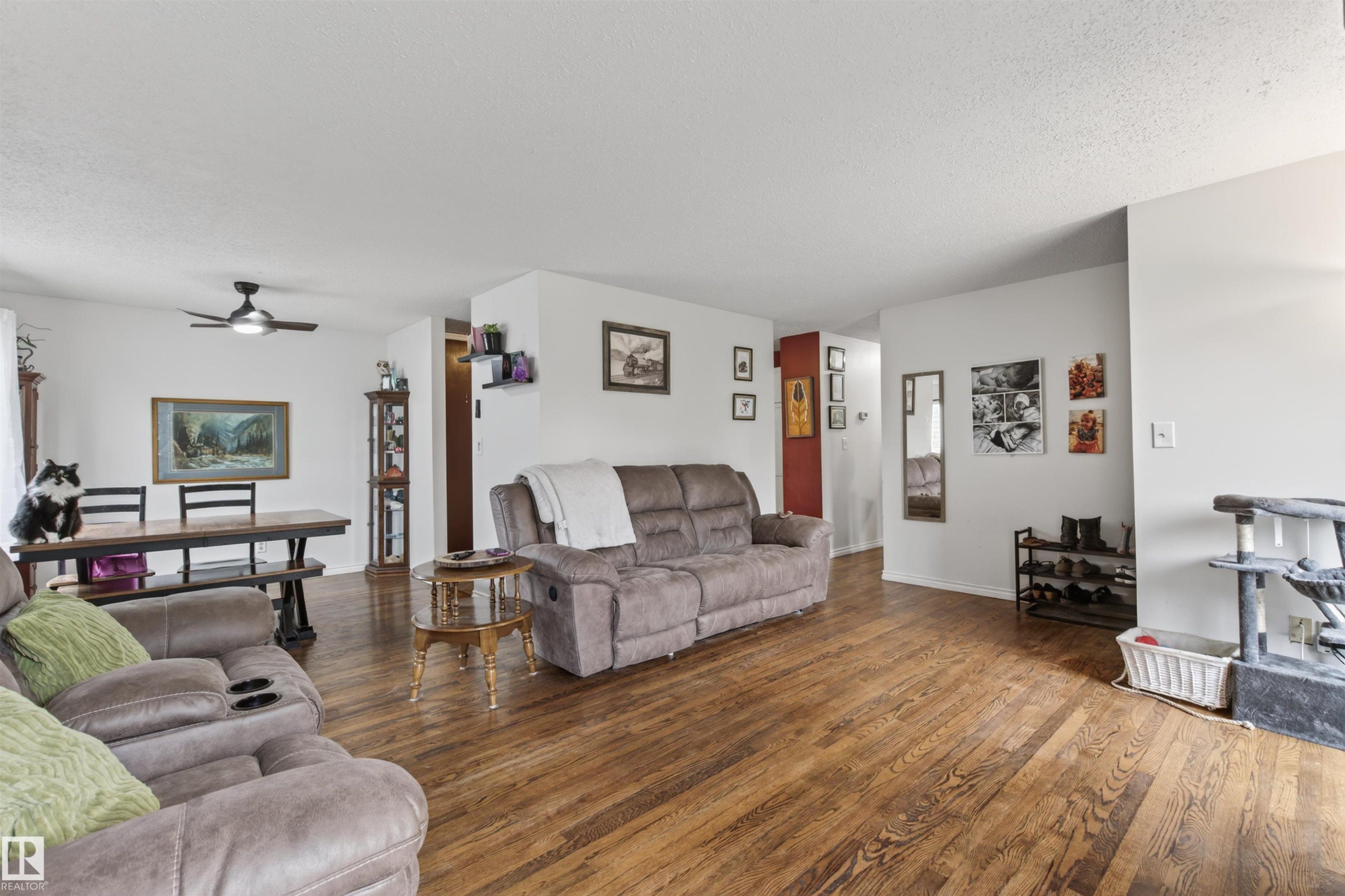 2012 2 Avenue, Cold Lake, AB - Indoor Photo Showing Living Room