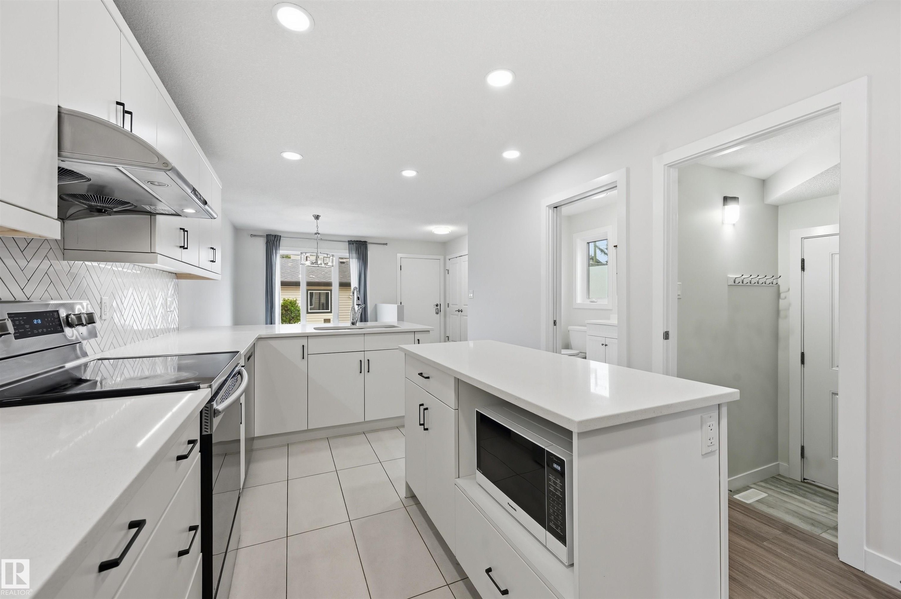 11146 78 Avenue Nw, Edmonton, AB - Indoor Photo Showing Kitchen With Upgraded Kitchen