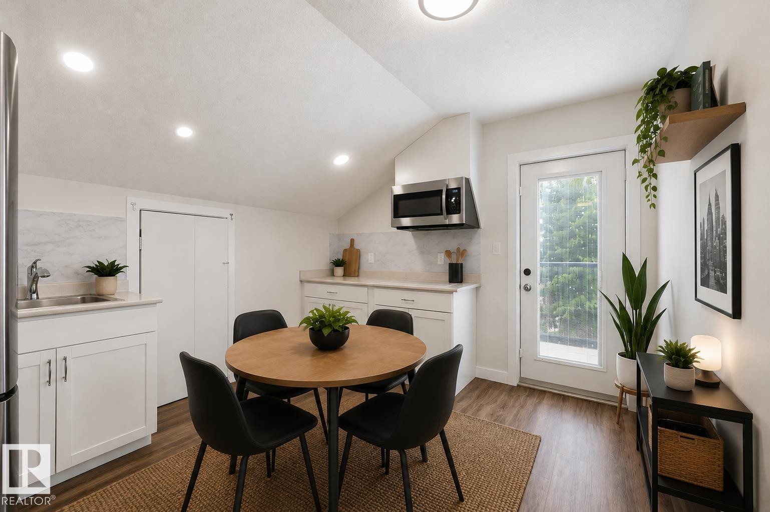 (Virtually Staged) - 11146 78 Avenue Nw, Edmonton, AB - Indoor Photo Showing Dining Room