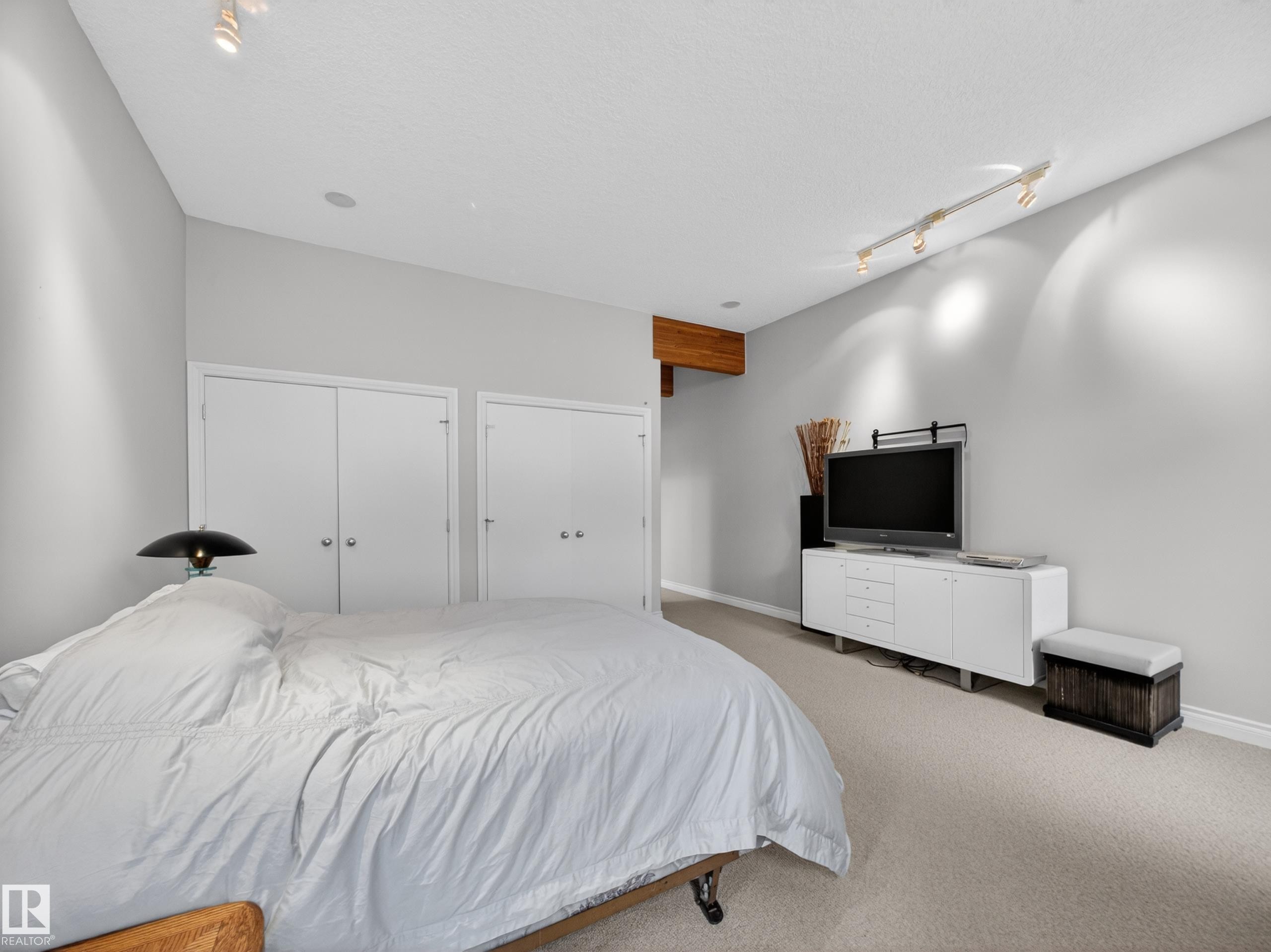 Light gray painted walls with white trim and a carpeted floor - 569 Butterworth Way, Edmonton, AB - Indoor Photo Showing Bedroom