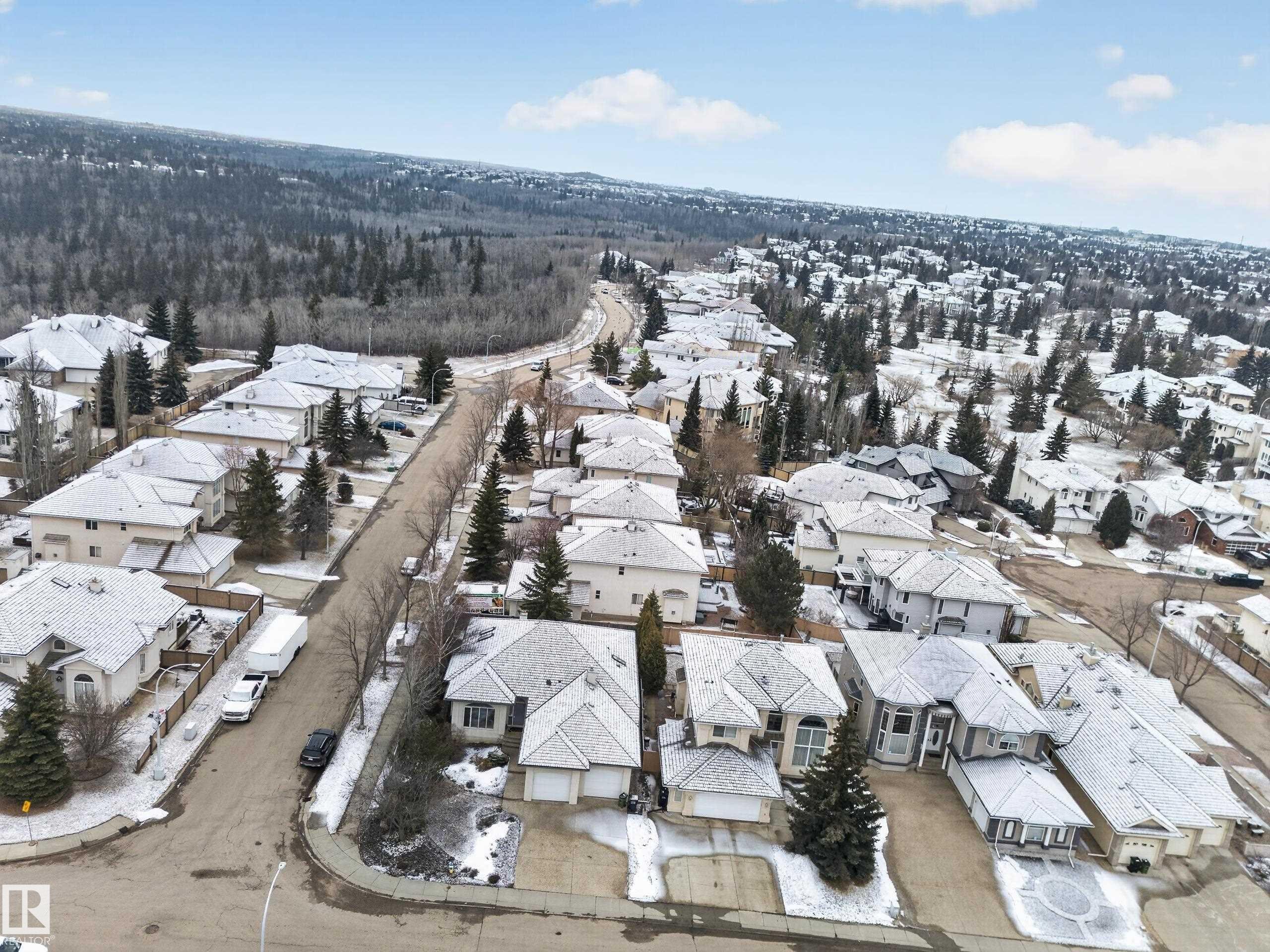 Residential properties featuring individual driveways and attached garages - 569 Butterworth Way, Edmonton, AB - Outdoor With View