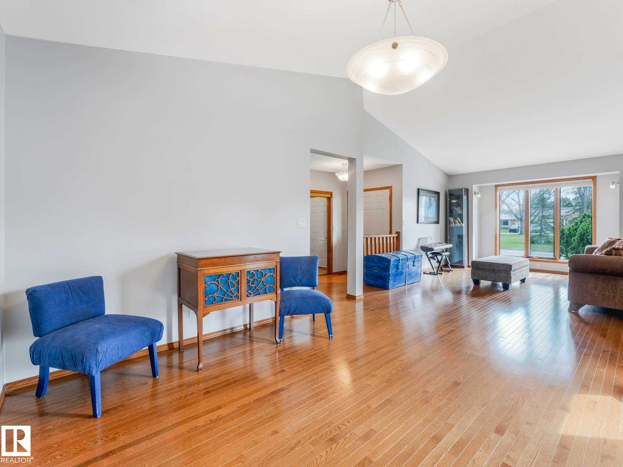 7 Haven, Devon, AB - Indoor Photo Showing Living Room