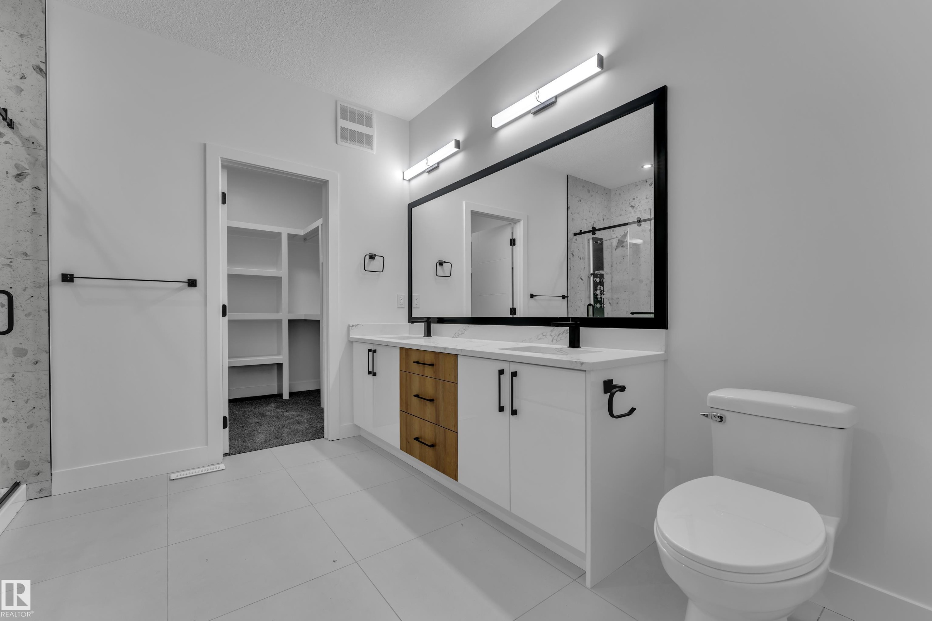 638 Astoria Way, Devon, AB - Indoor Photo Showing Bathroom