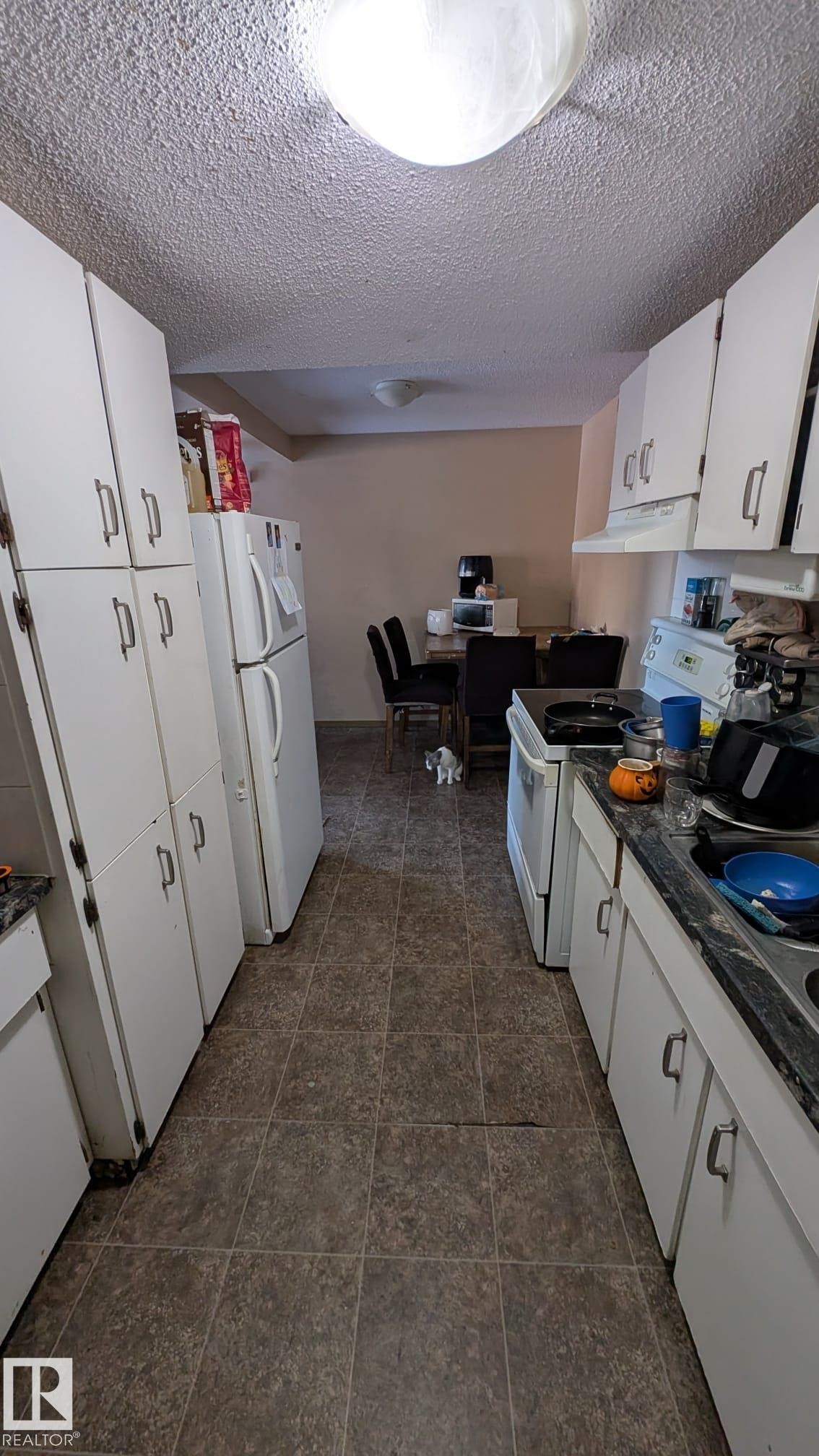 4 Amberly Crest, Edmonton, AB - Indoor Photo Showing Kitchen