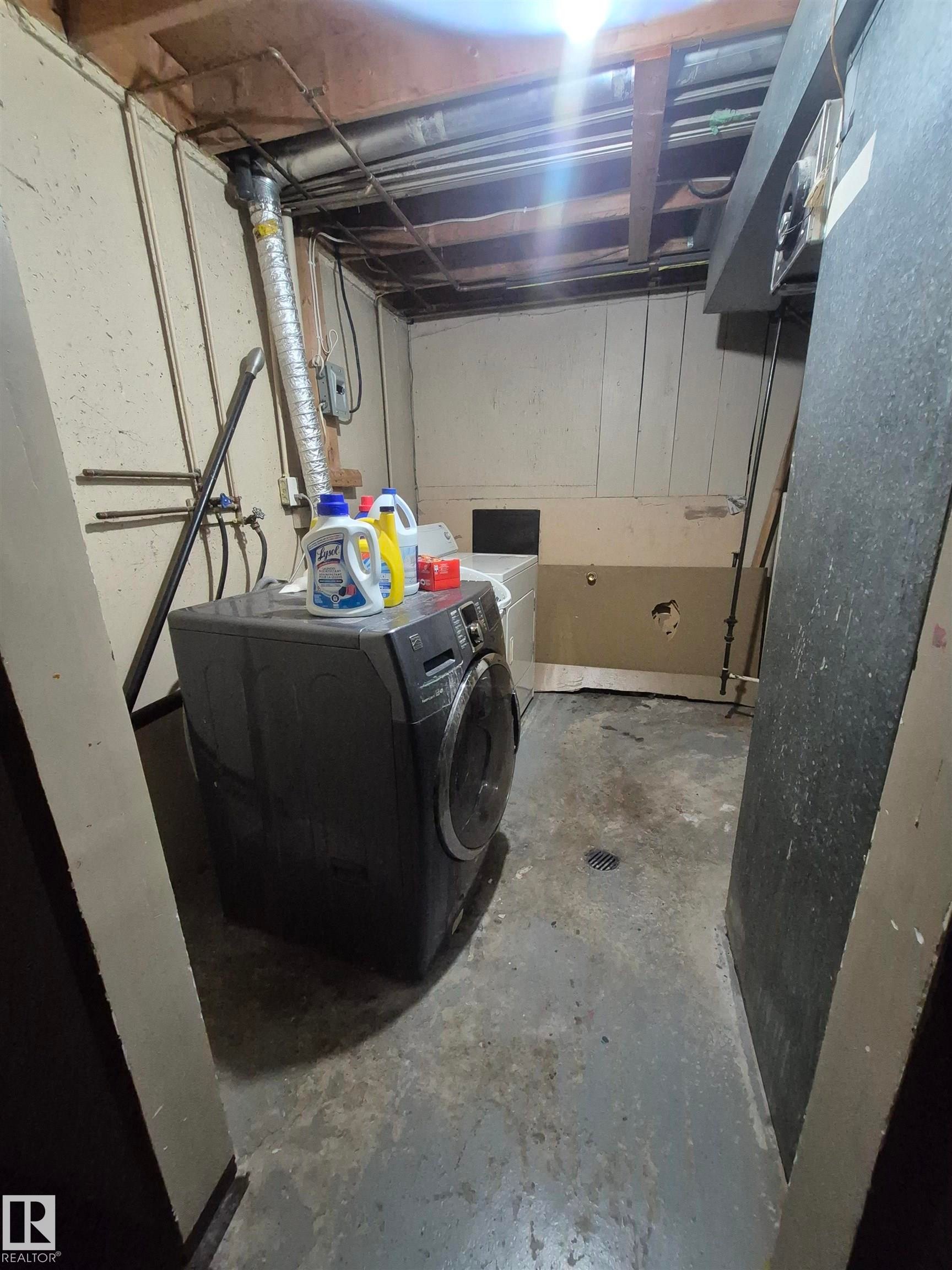 4 Amberly Crest, Edmonton, AB - Indoor Photo Showing Laundry Room