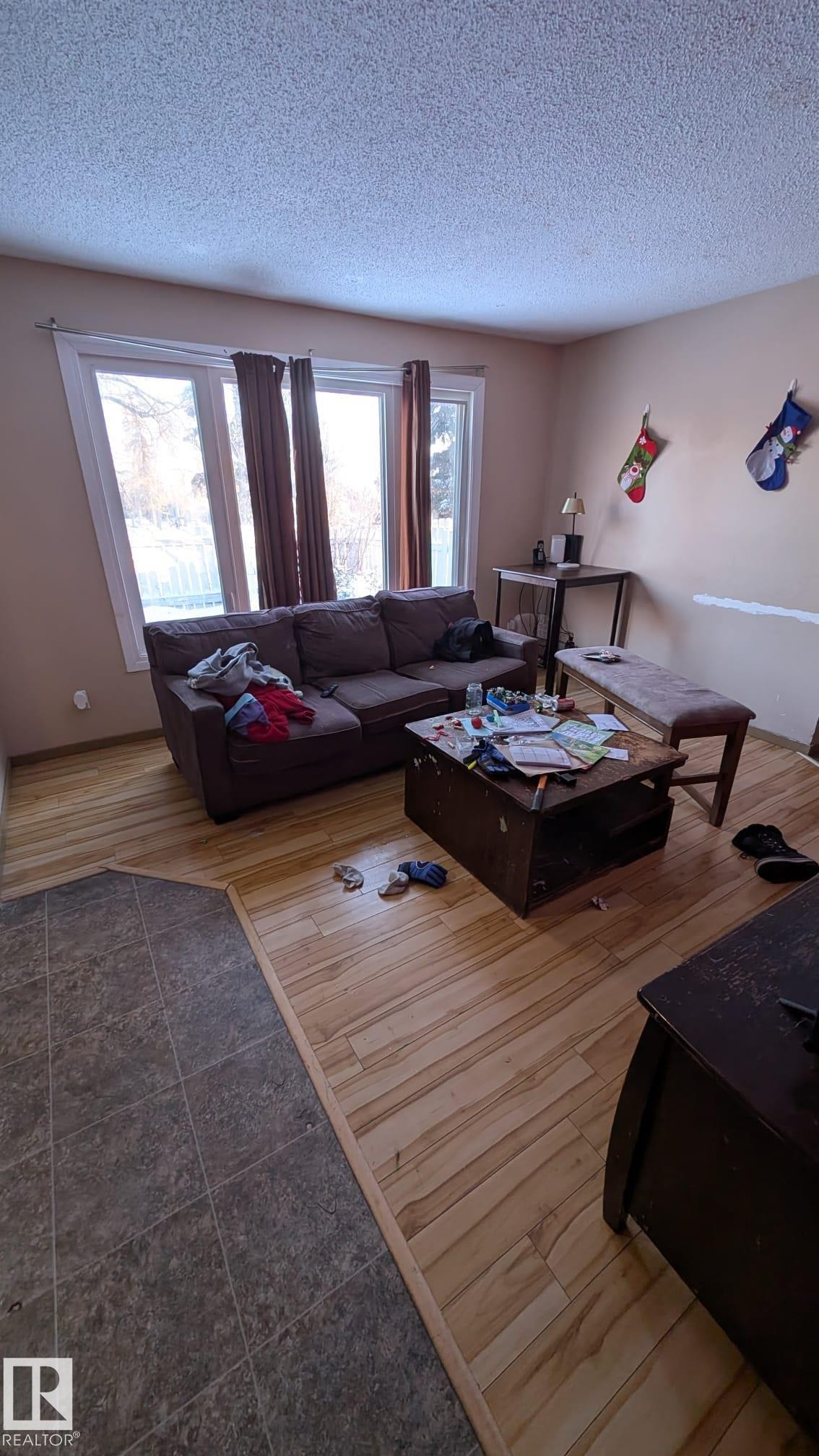 4 Amberly Crest, Edmonton, AB - Indoor Photo Showing Living Room