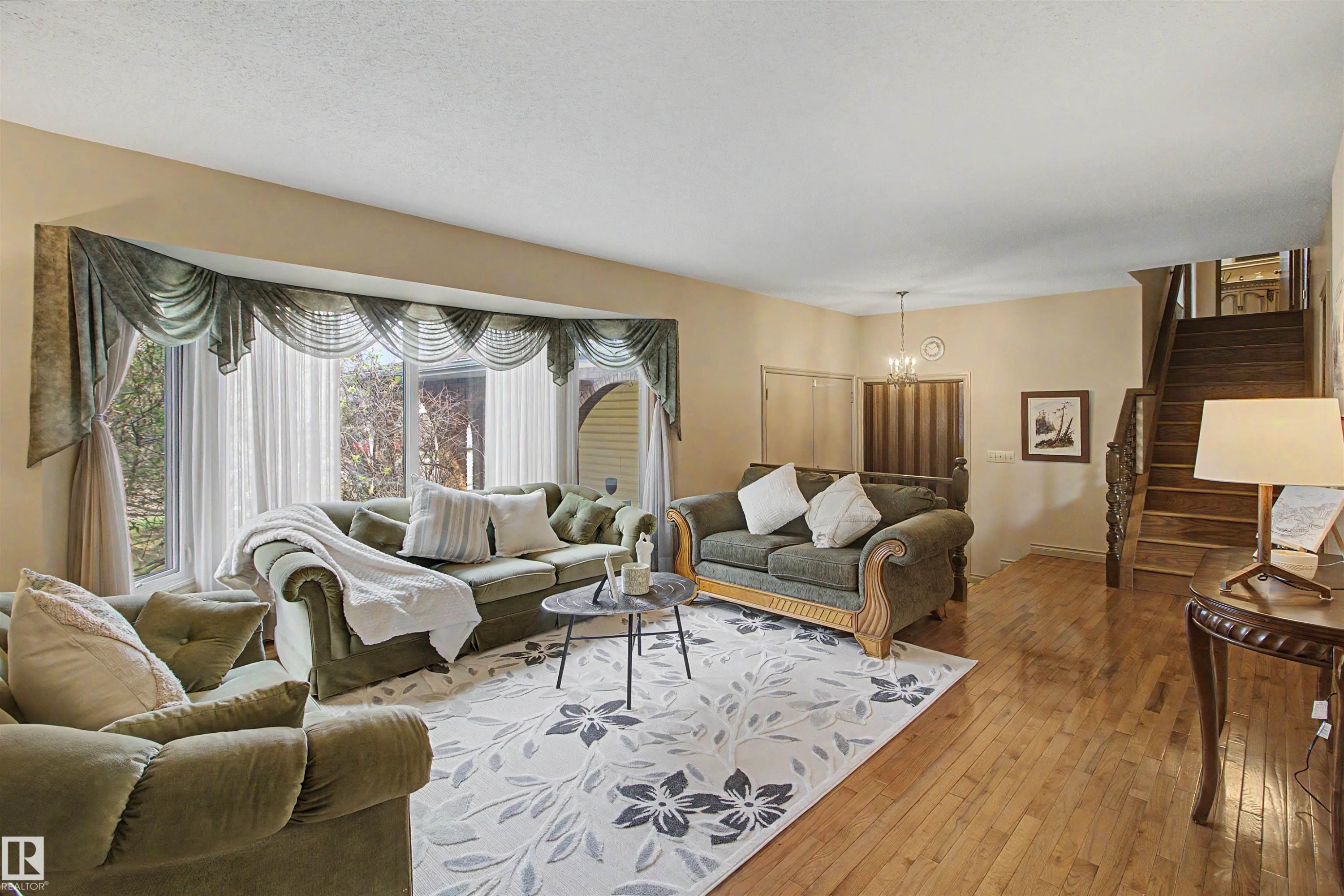 11617 26 Avenue, Edmonton, AB - Indoor Photo Showing Living Room
