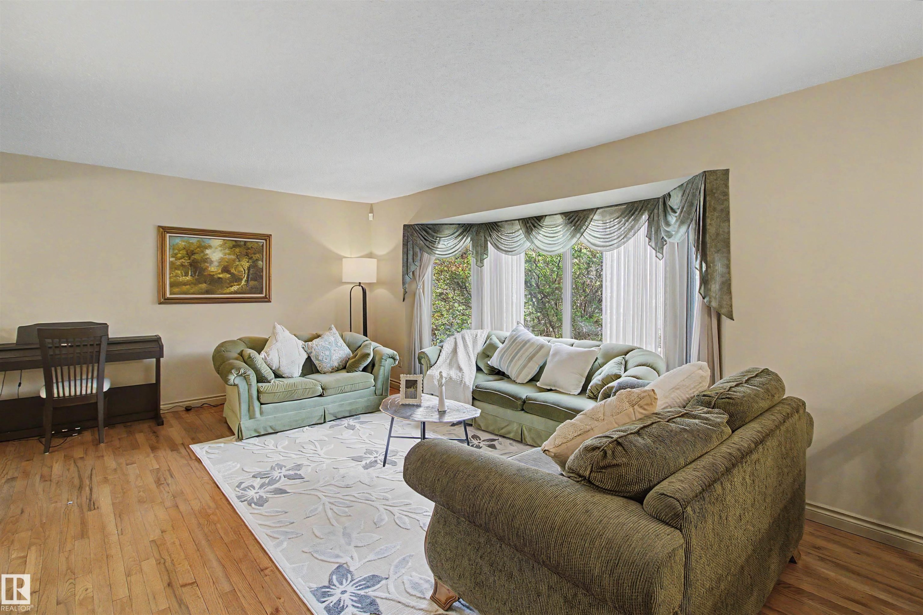 11617 26 Avenue, Edmonton, AB - Indoor Photo Showing Living Room
