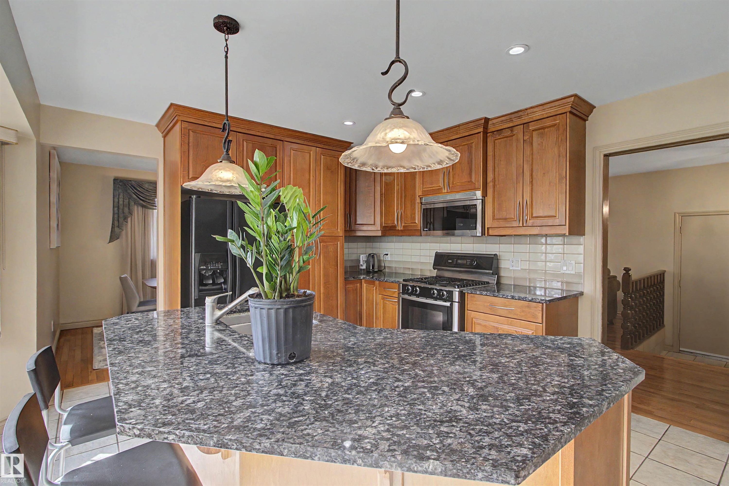 11617 26 Avenue, Edmonton, AB - Indoor Photo Showing Kitchen With Upgraded Kitchen