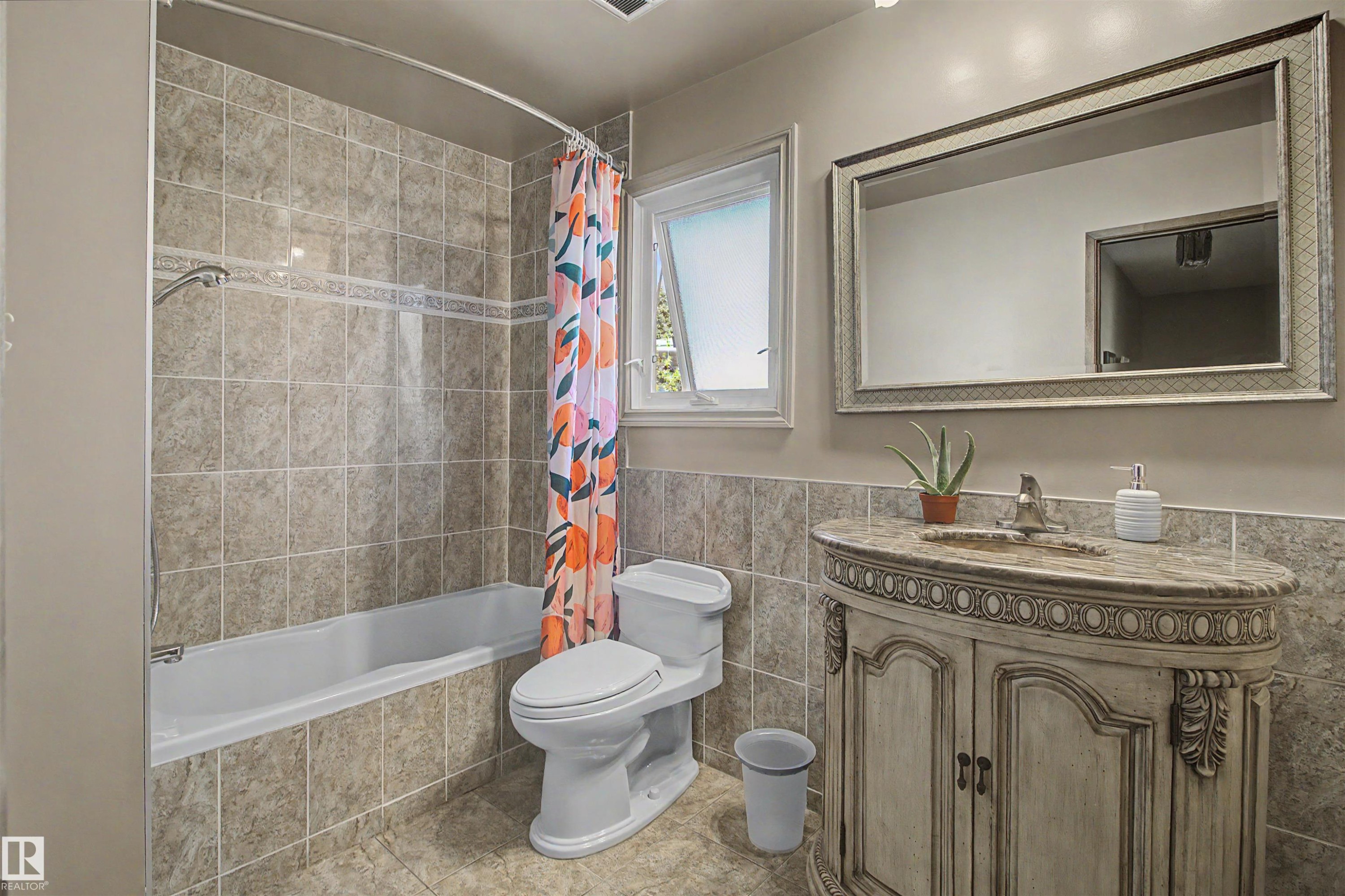 Bathroom featuring a tiled shower and tub combination - 11617 26 Avenue, Edmonton, AB - Indoor Photo Showing Bathroom