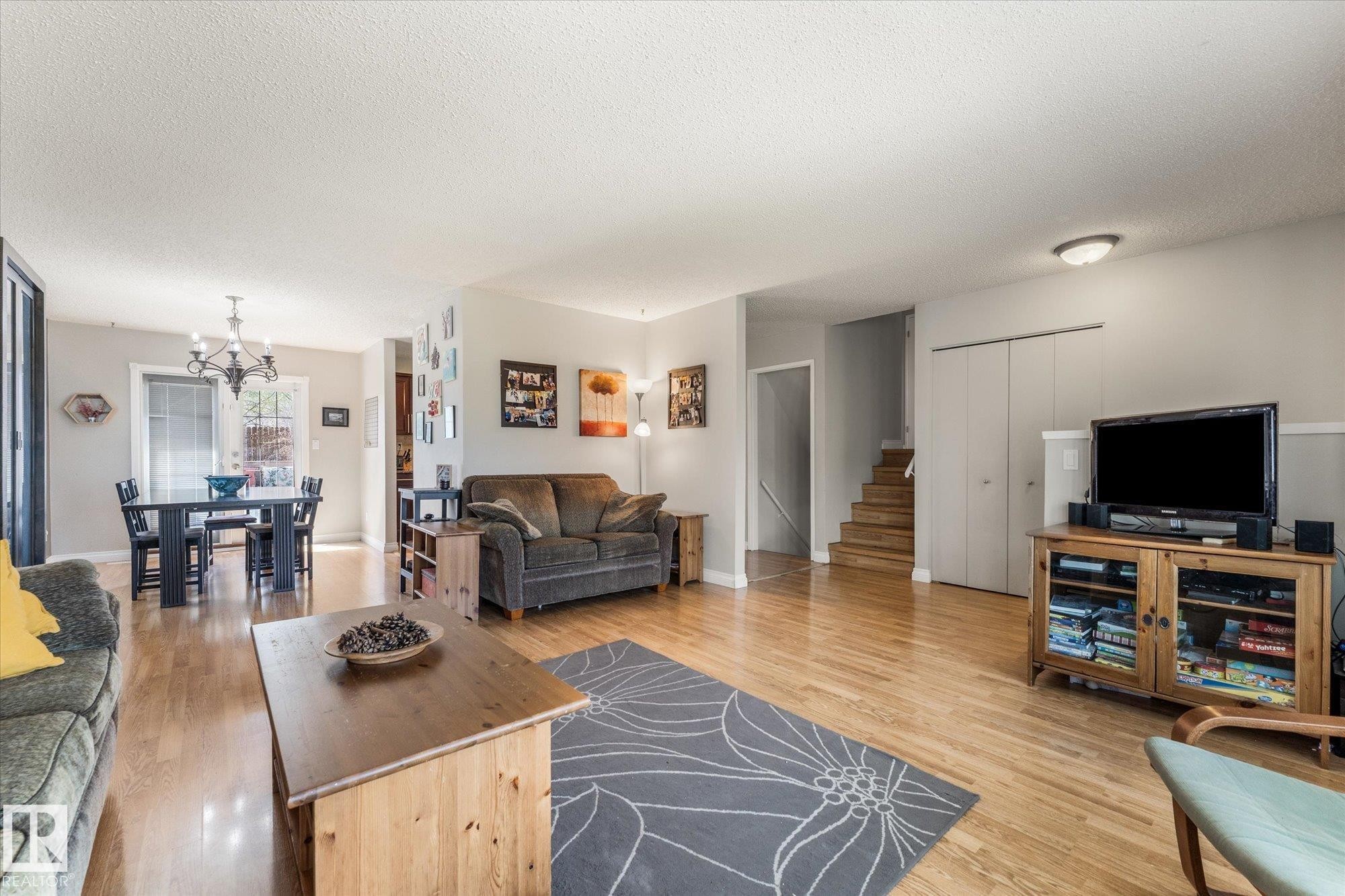 4627 10A Avenue Nw, Edmonton, AB - Indoor Photo Showing Living Room