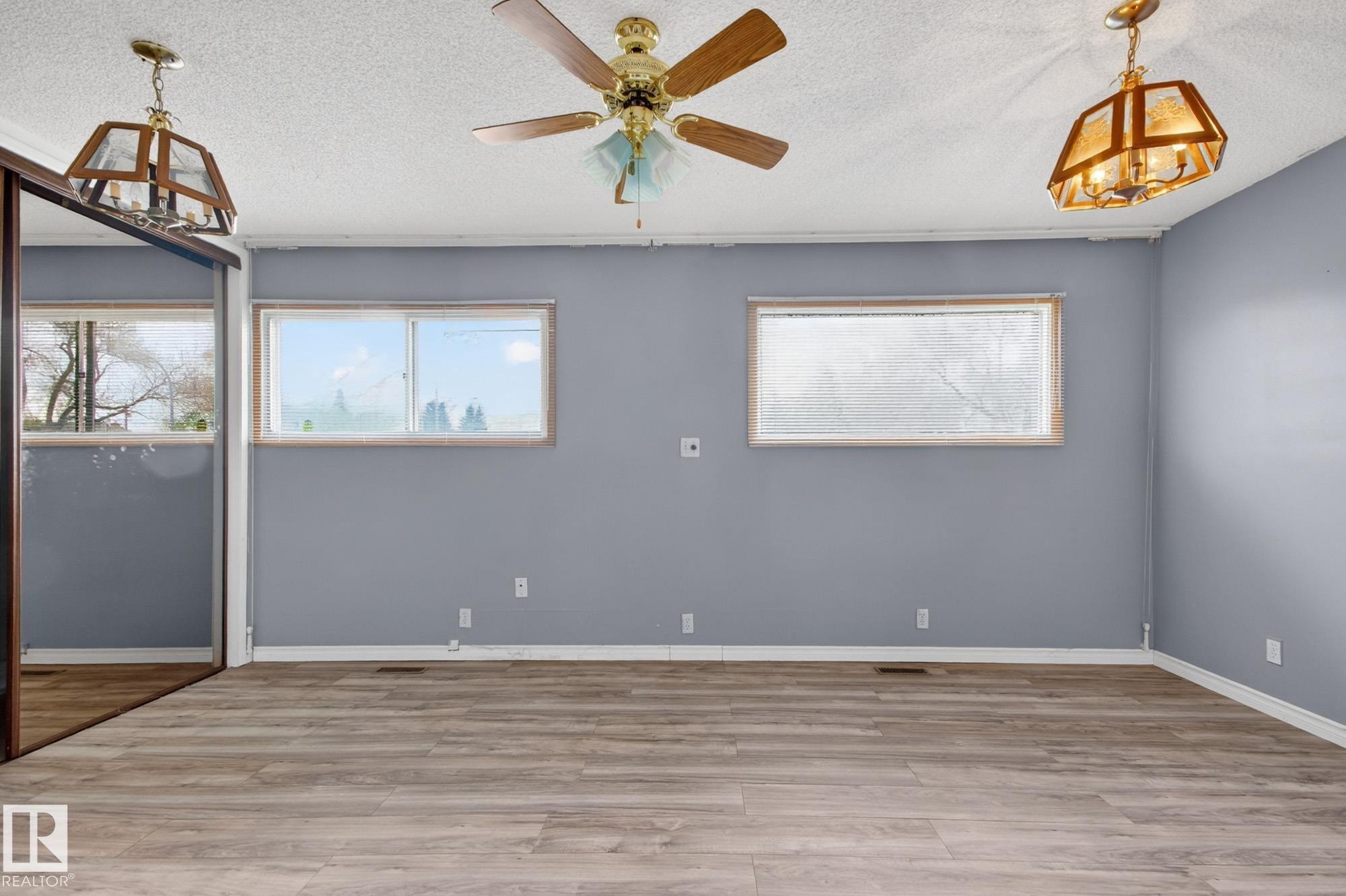 Empty room - 11901 42 Street Nw, Edmonton, AB - Indoor Photo Showing Other Room