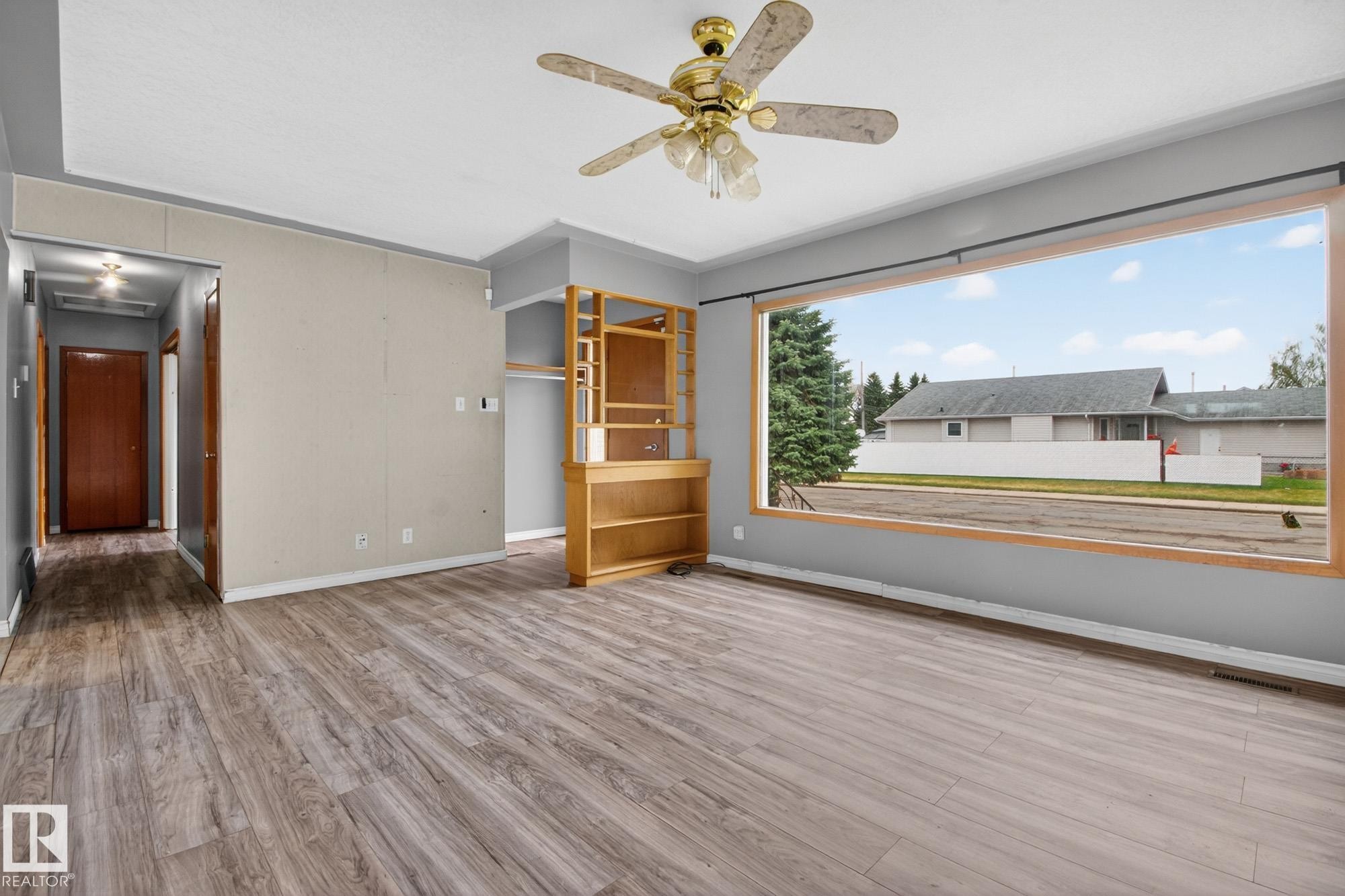 Expansive picture window offering natural light - 11901 42 Street Nw, Edmonton, AB - Indoor