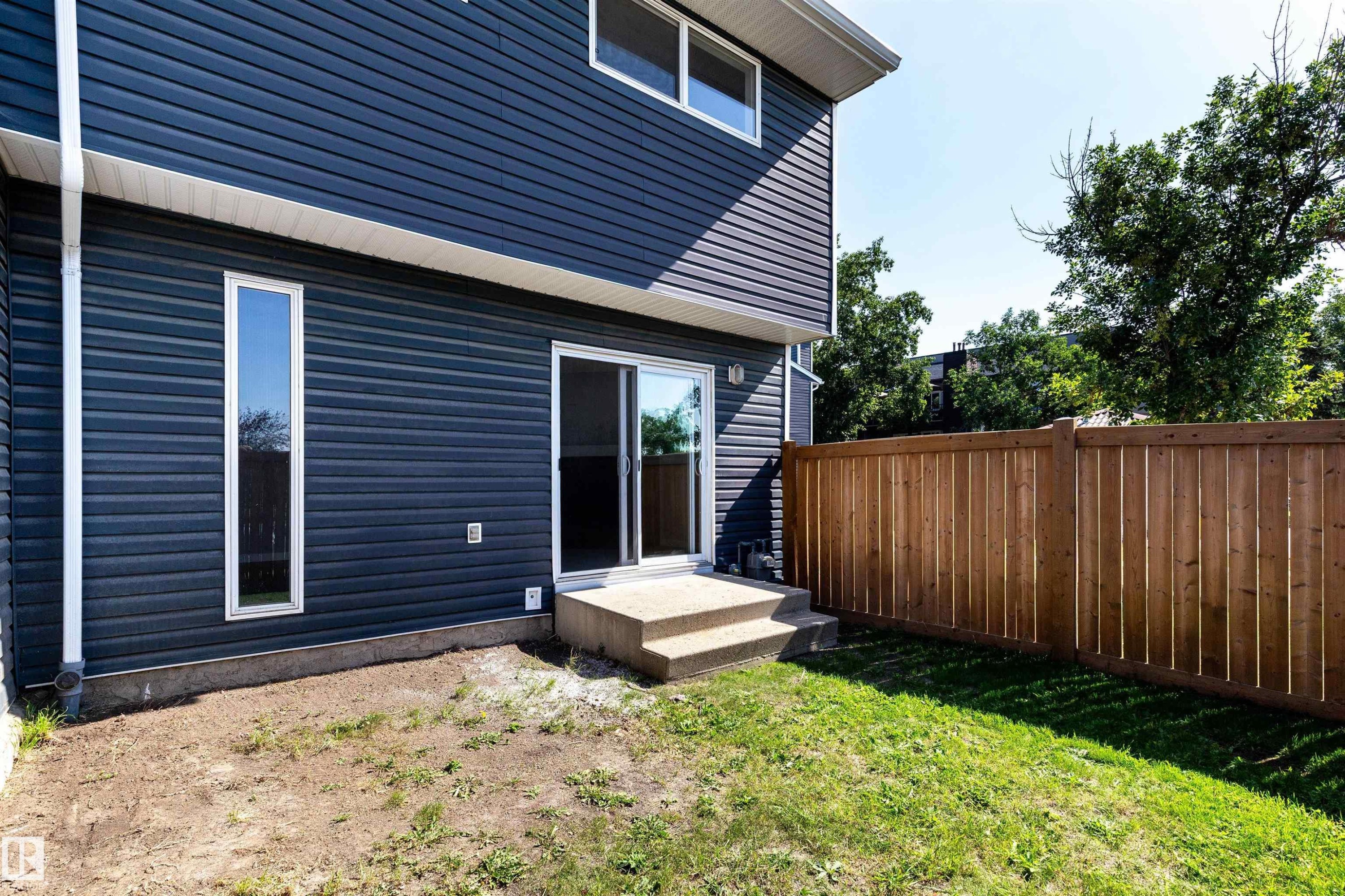 Dark blue horizontal siding exterior with white trim - 547 Dunluce Road, Edmonton, AB - Outdoor With Exterior