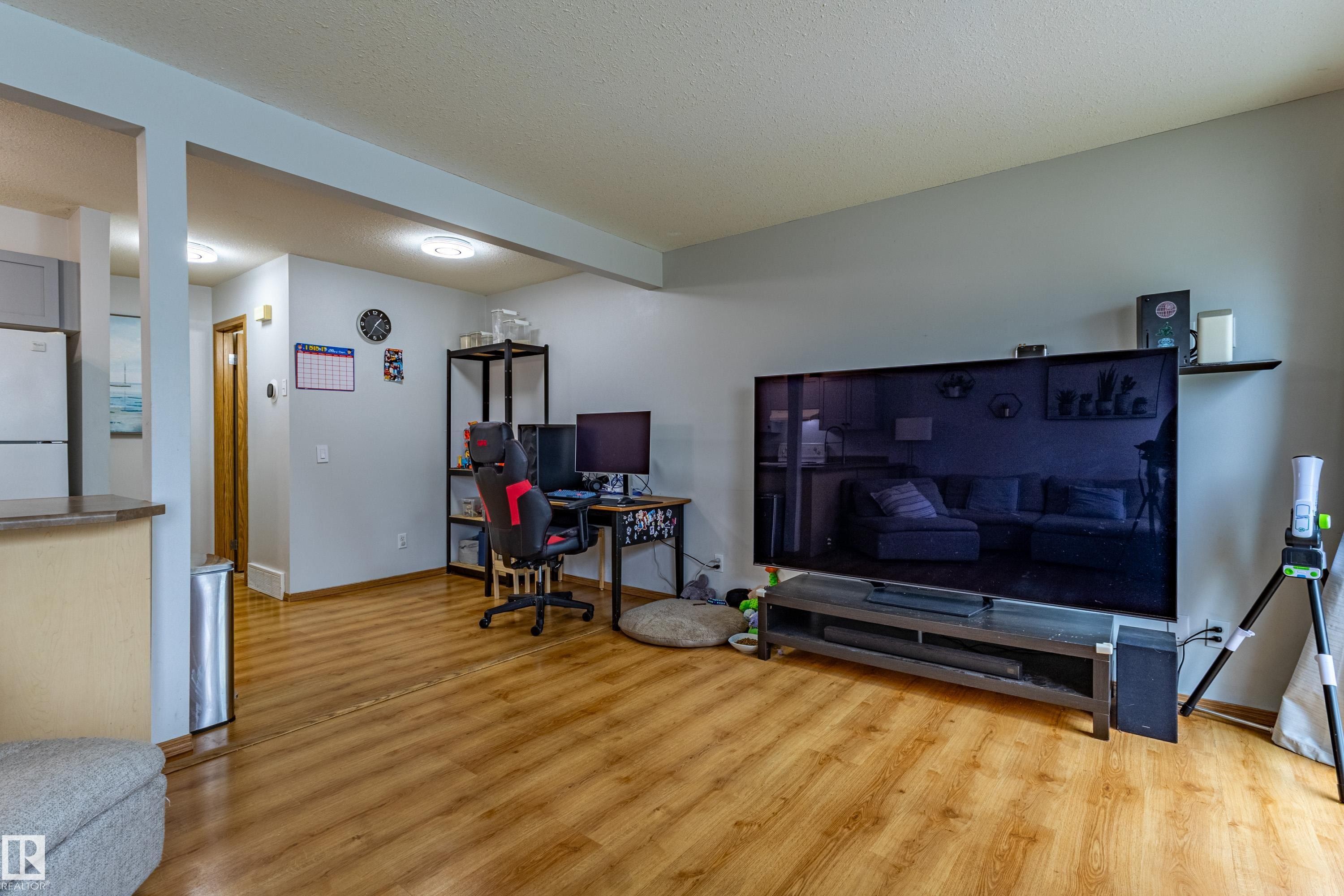 93 16823 84 Street, Edmonton, AB - Indoor