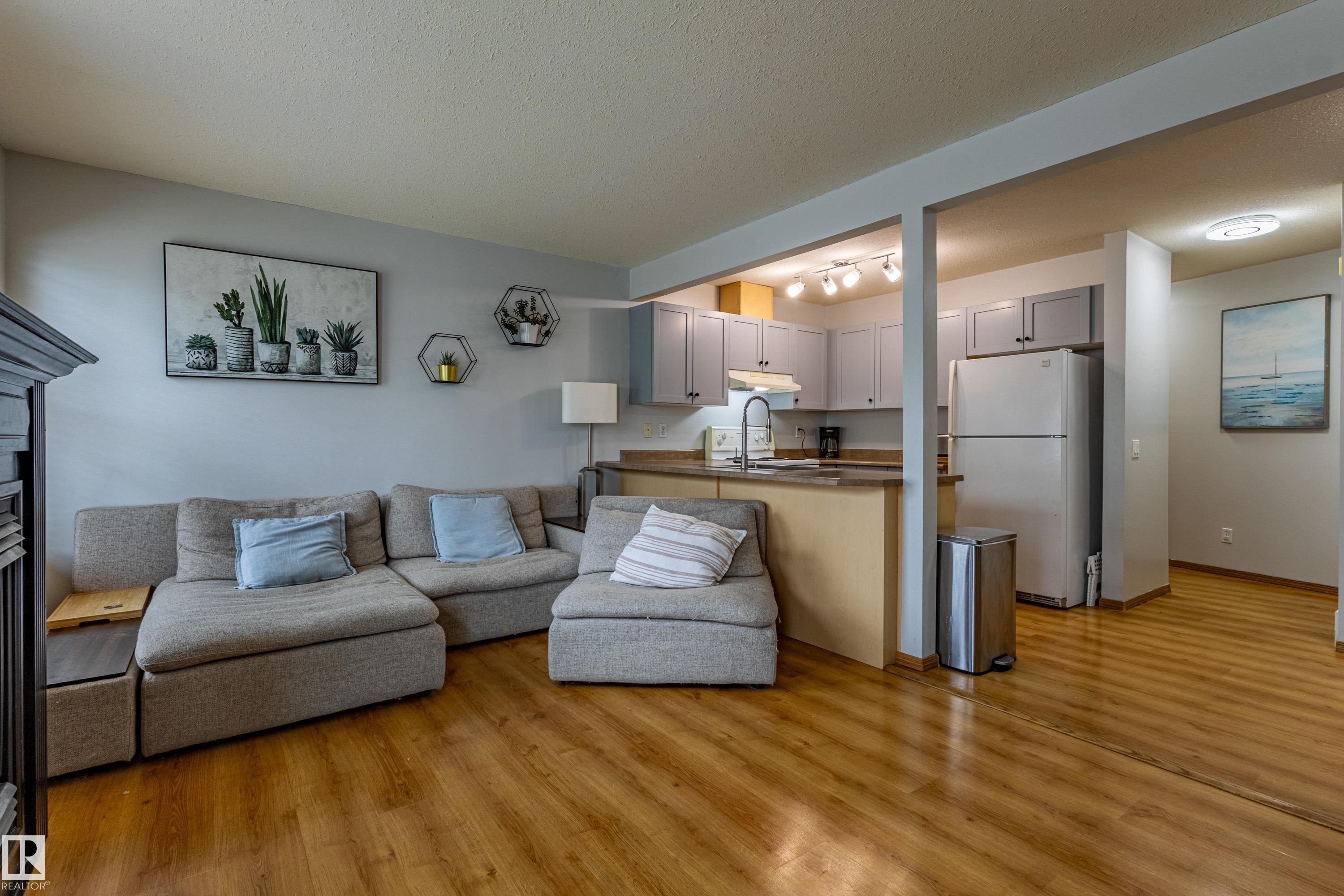 93 16823 84 Street, Edmonton, AB - Indoor Photo Showing Living Room