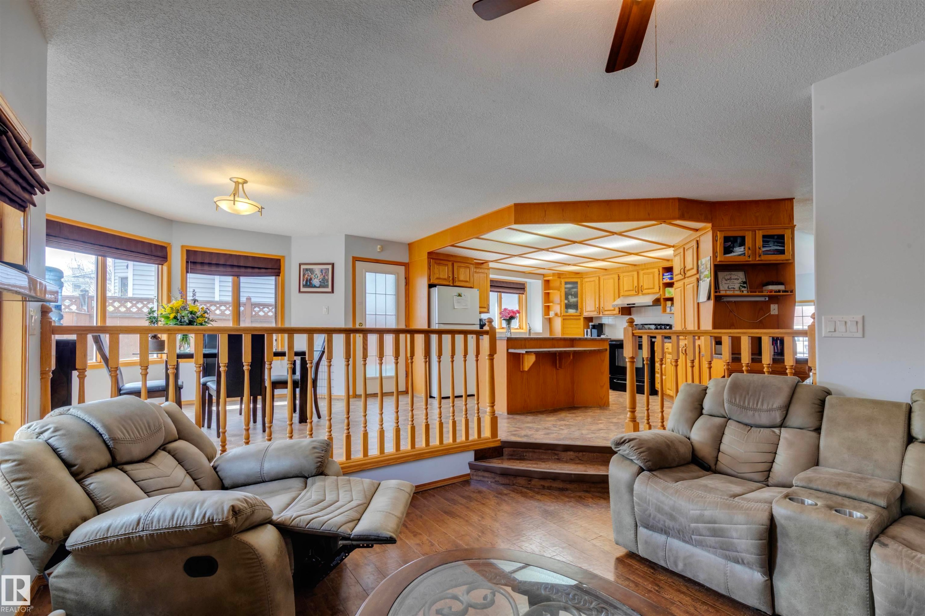 15411 67A Street, Edmonton, AB - Indoor Photo Showing Living Room