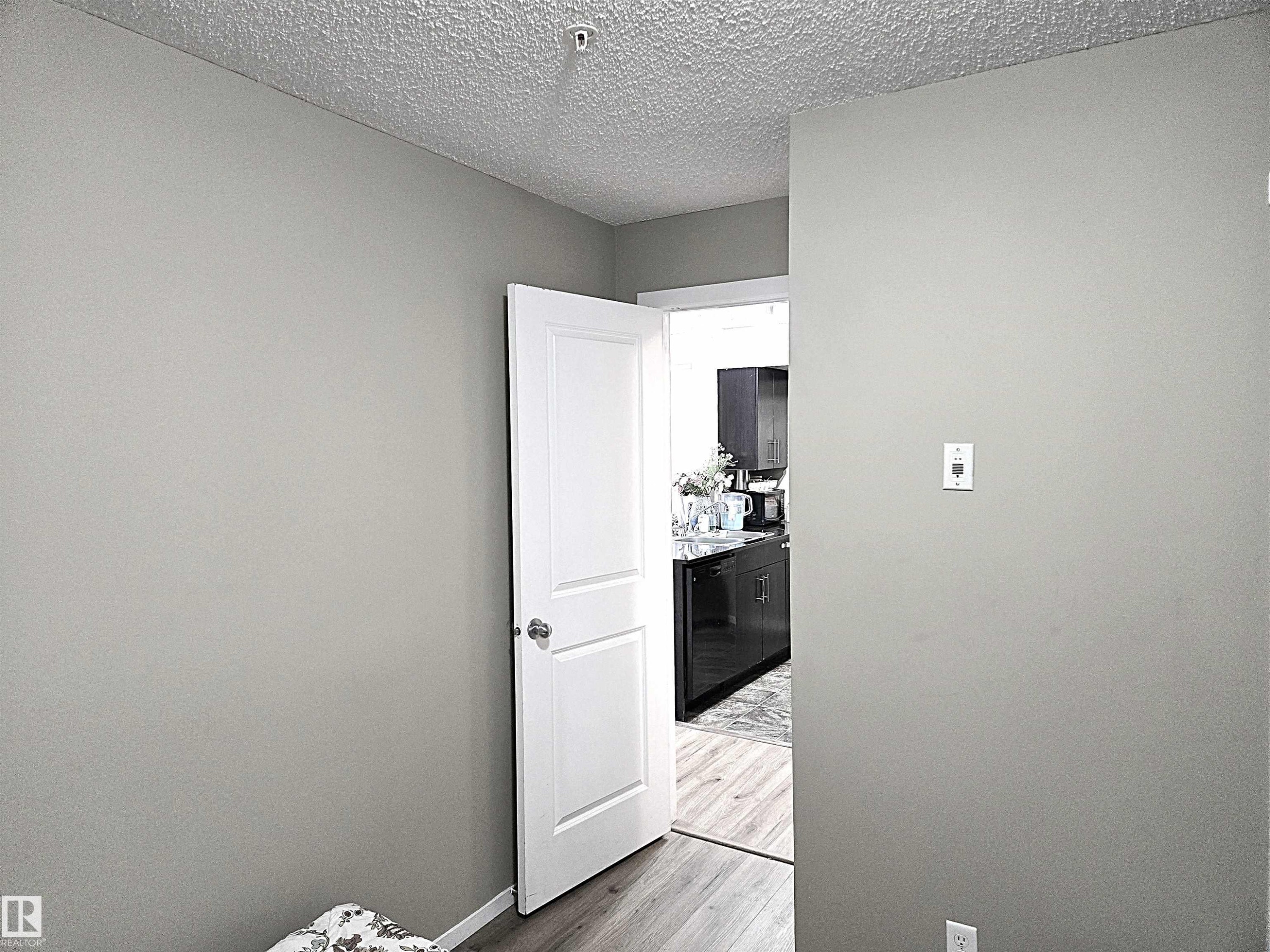 210 3207 James Mowatt Trail, Edmonton, AB - Indoor Photo Showing Bathroom